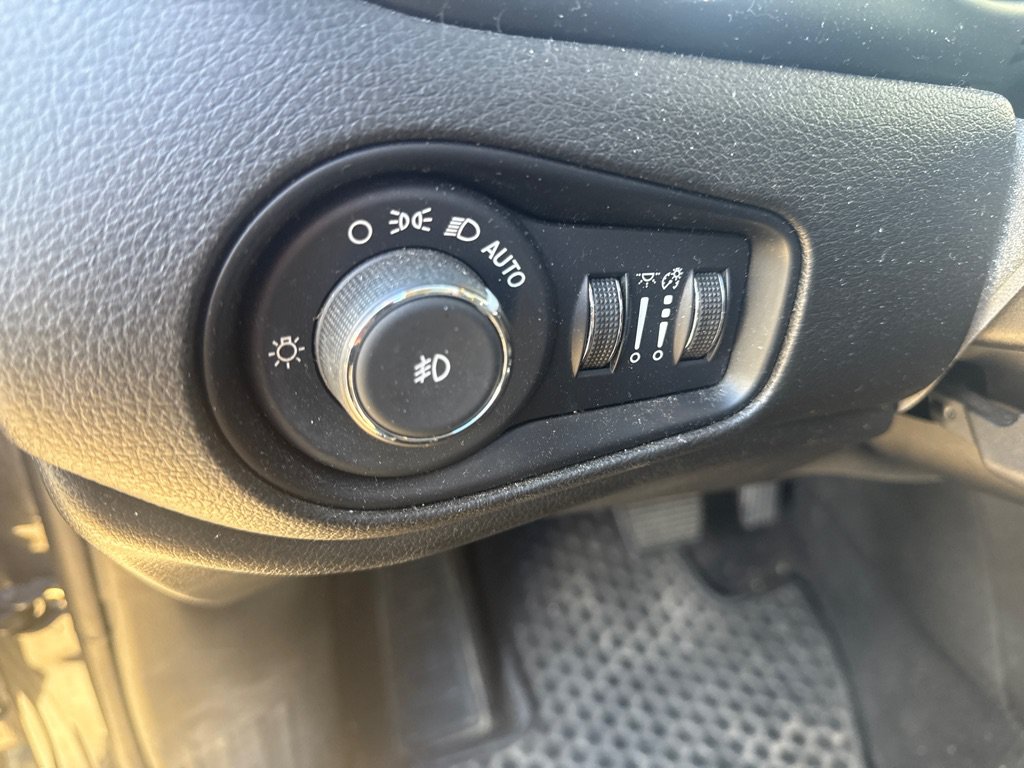 Used 2022 Jeep Renegade Limited w/ Sun, Sound & Wheels Group AWD/4WD image 17