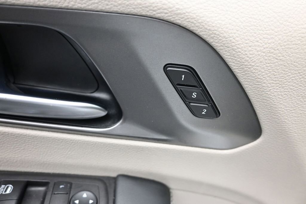 Used 2023 Chrysler Pacifica Touring-L FWD image 16