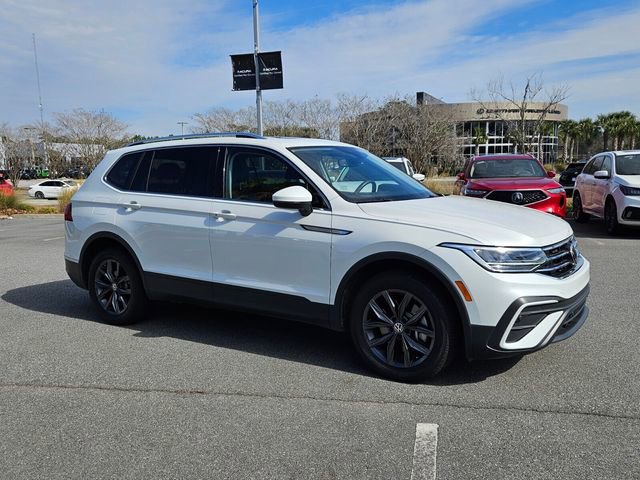 Used 2023 Volkswagen Tiguan SE w/ Panoramic Sunroof Package FWD image 2