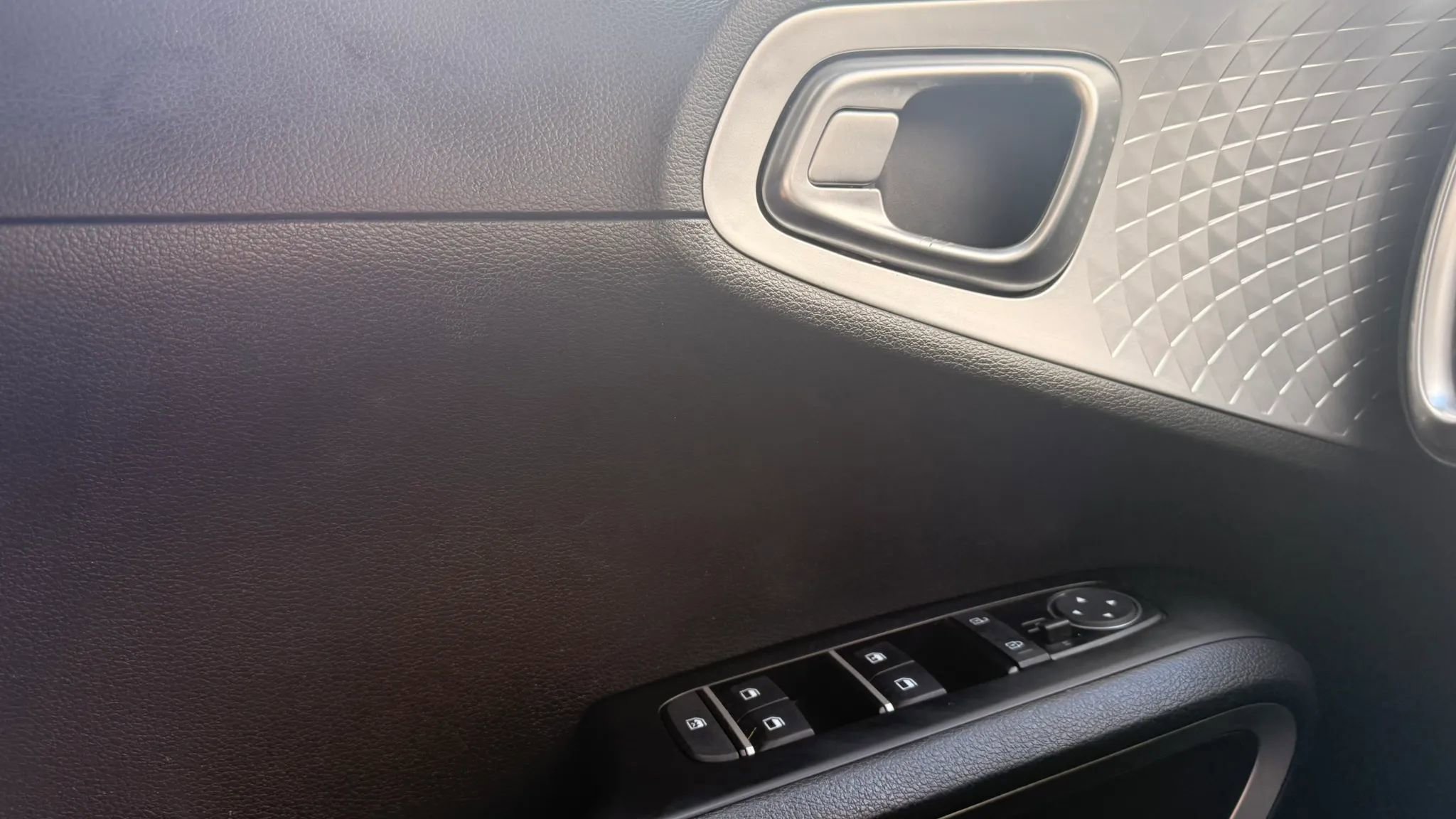 Used 2025 Kia Soul LX w/ LX Technology Package FWD image 25