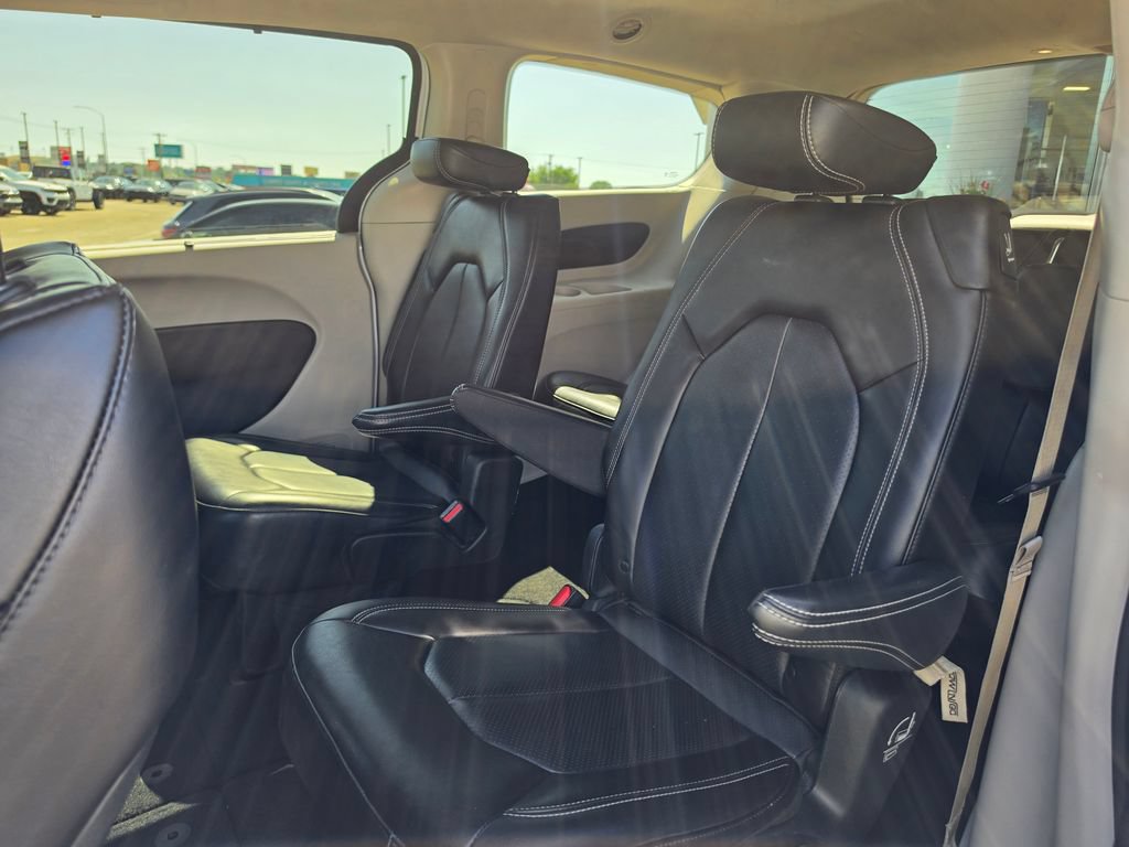 Used 2023 Chrysler Pacifica Touring-L FWD image 12