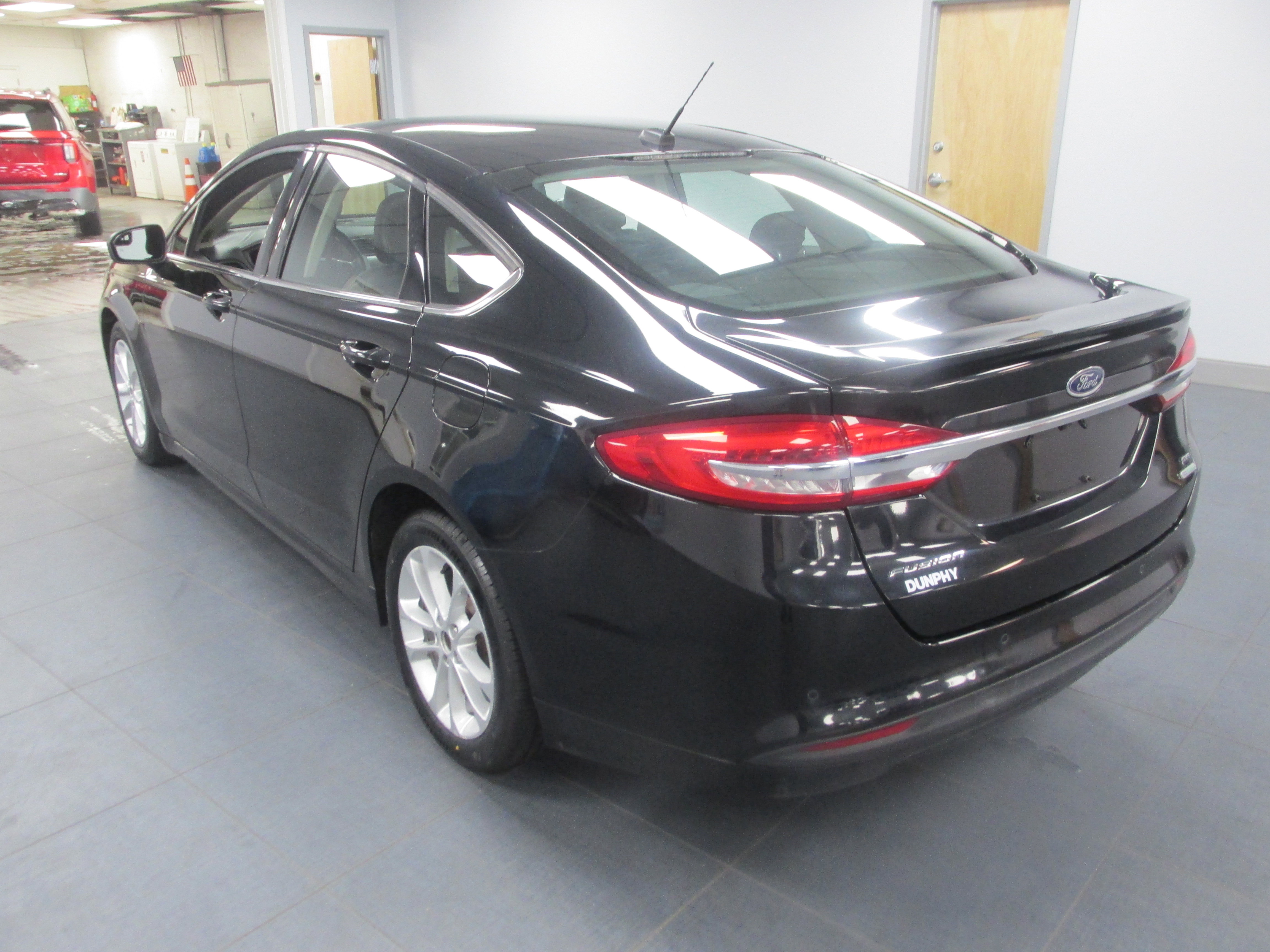 Used 2018 Ford Fusion SE w/ Equipment Group 201A FWD image 7