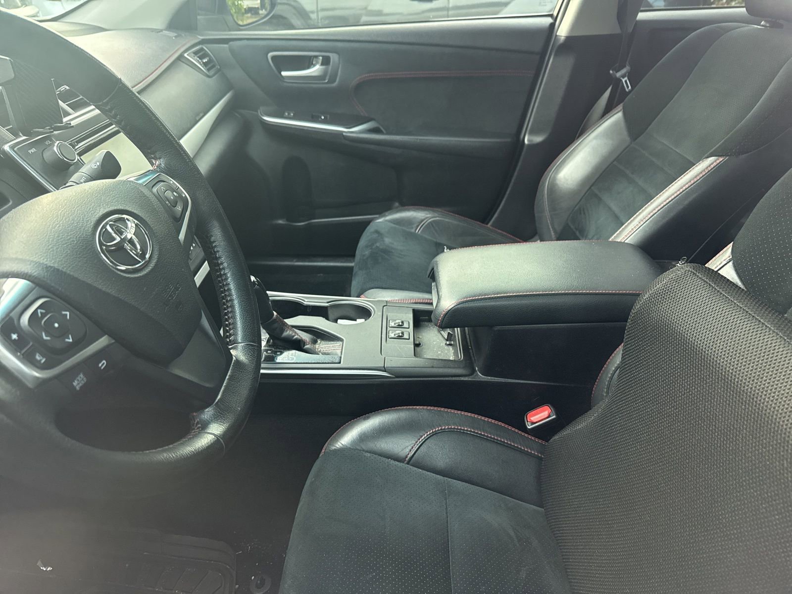 Used 2017 Toyota Camry XSE w/ Moonroof Package image 2