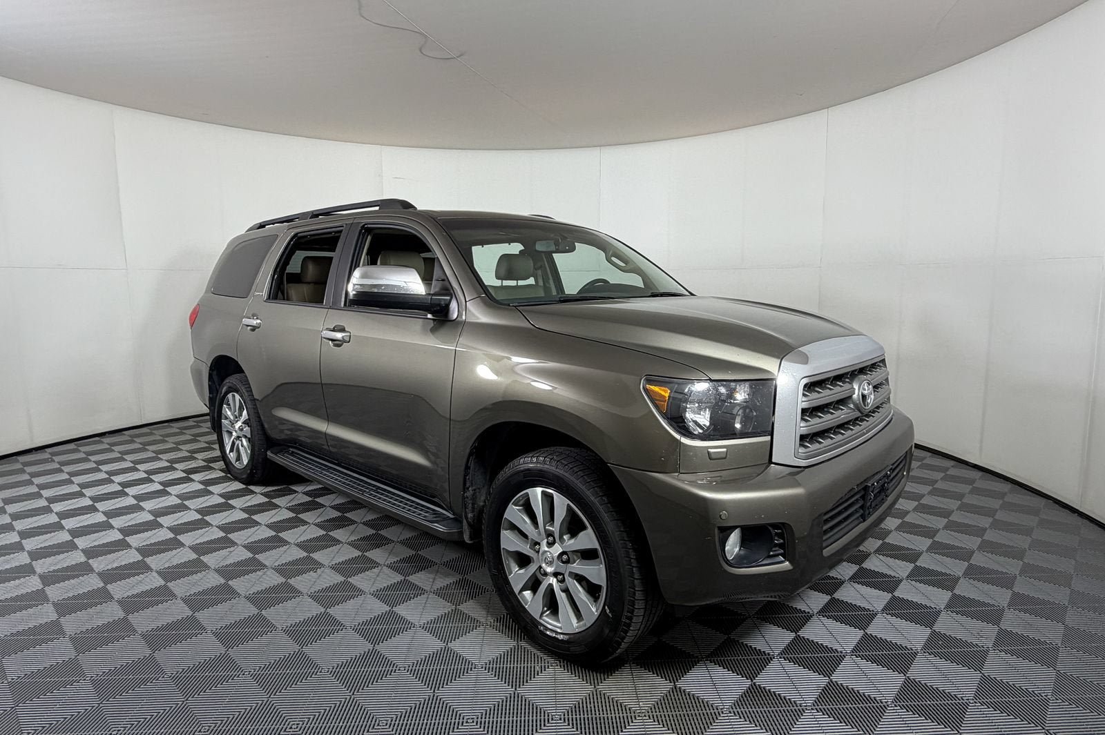 Used 2017 Toyota Sequoia Limited w/ Safety & Convenience Package RWD image 1