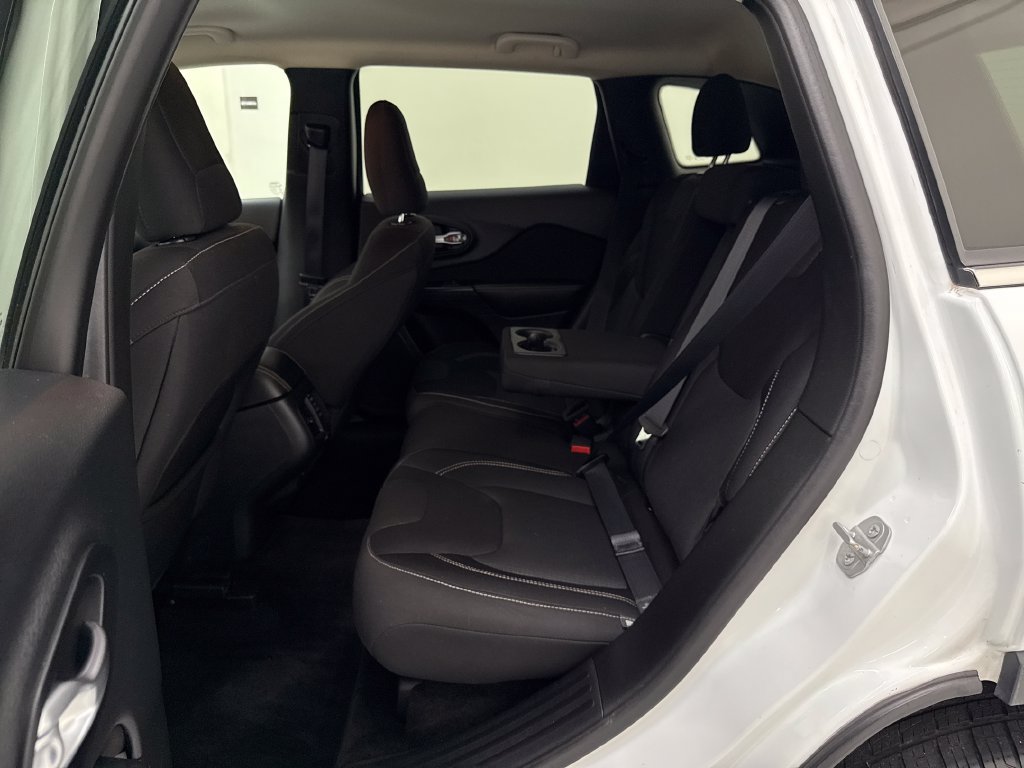 Used 2015 Jeep Cherokee Latitude w/ Cold Weather Group AWD/4WD image 24