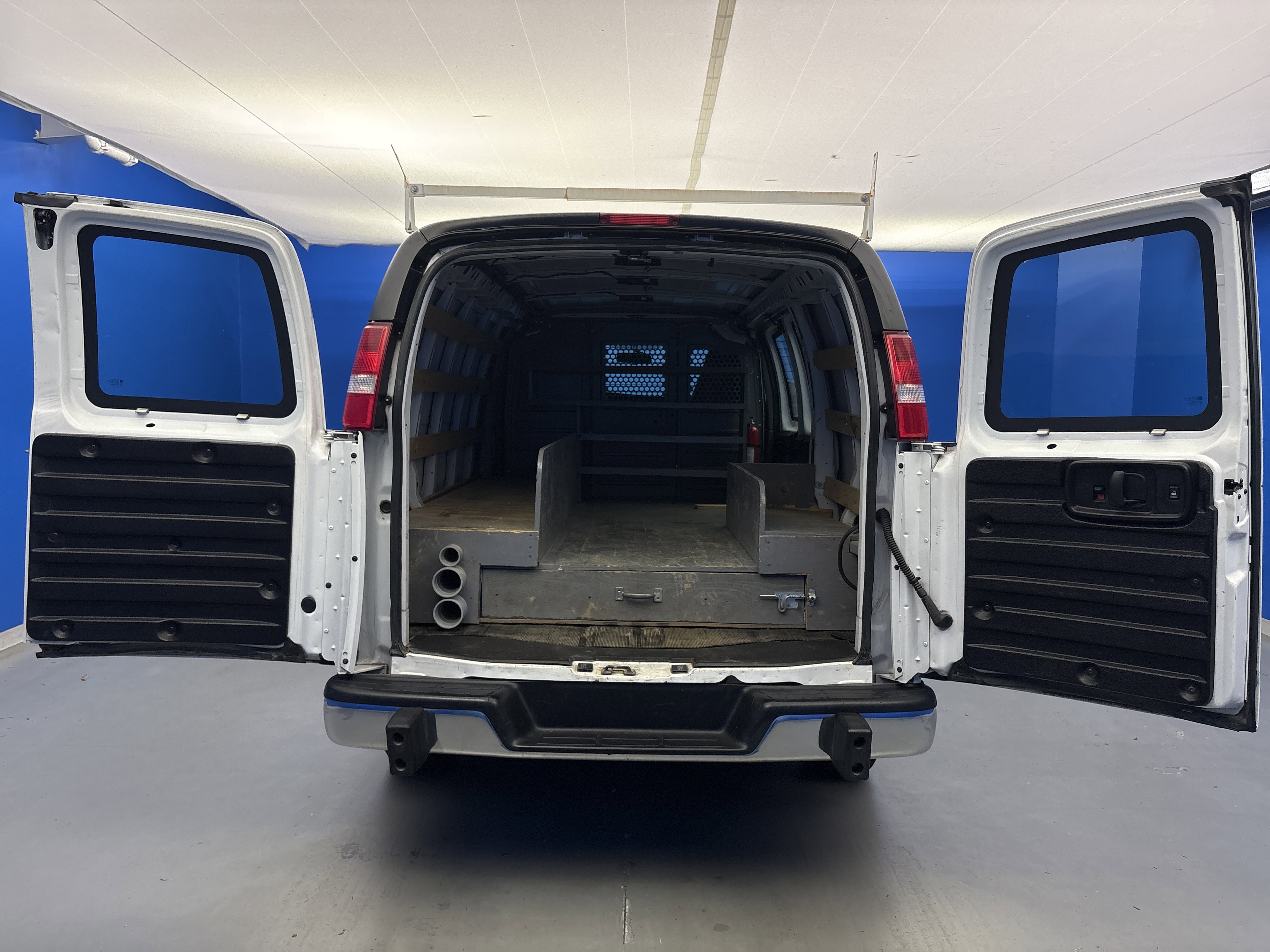 Used 2018 Chevrolet Express 2500 w/ Driver Convenience Package RWD image 7
