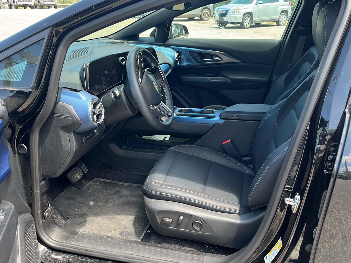 Certified 2025 Chevrolet Equinox EV LT w/ Convenience Package FWD image 9