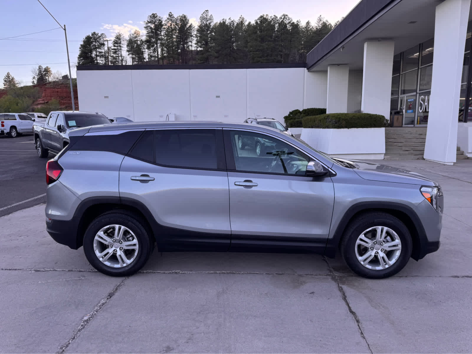 Used 2024 GMC Terrain SLE w/ LPO, Cargo Package image 6