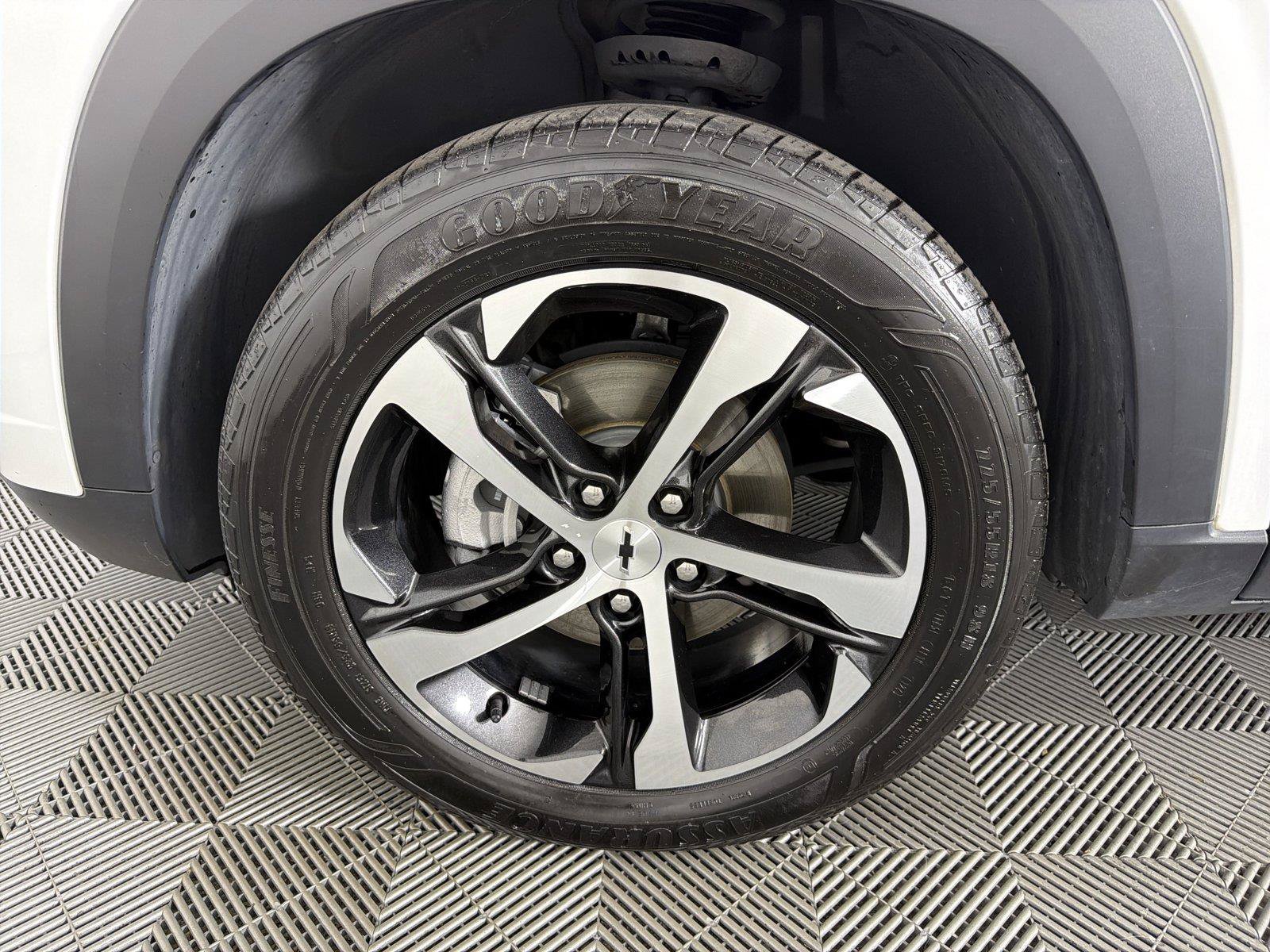Used 2024 Chevrolet Trax RS w/ Sunroof Package FWD image 9