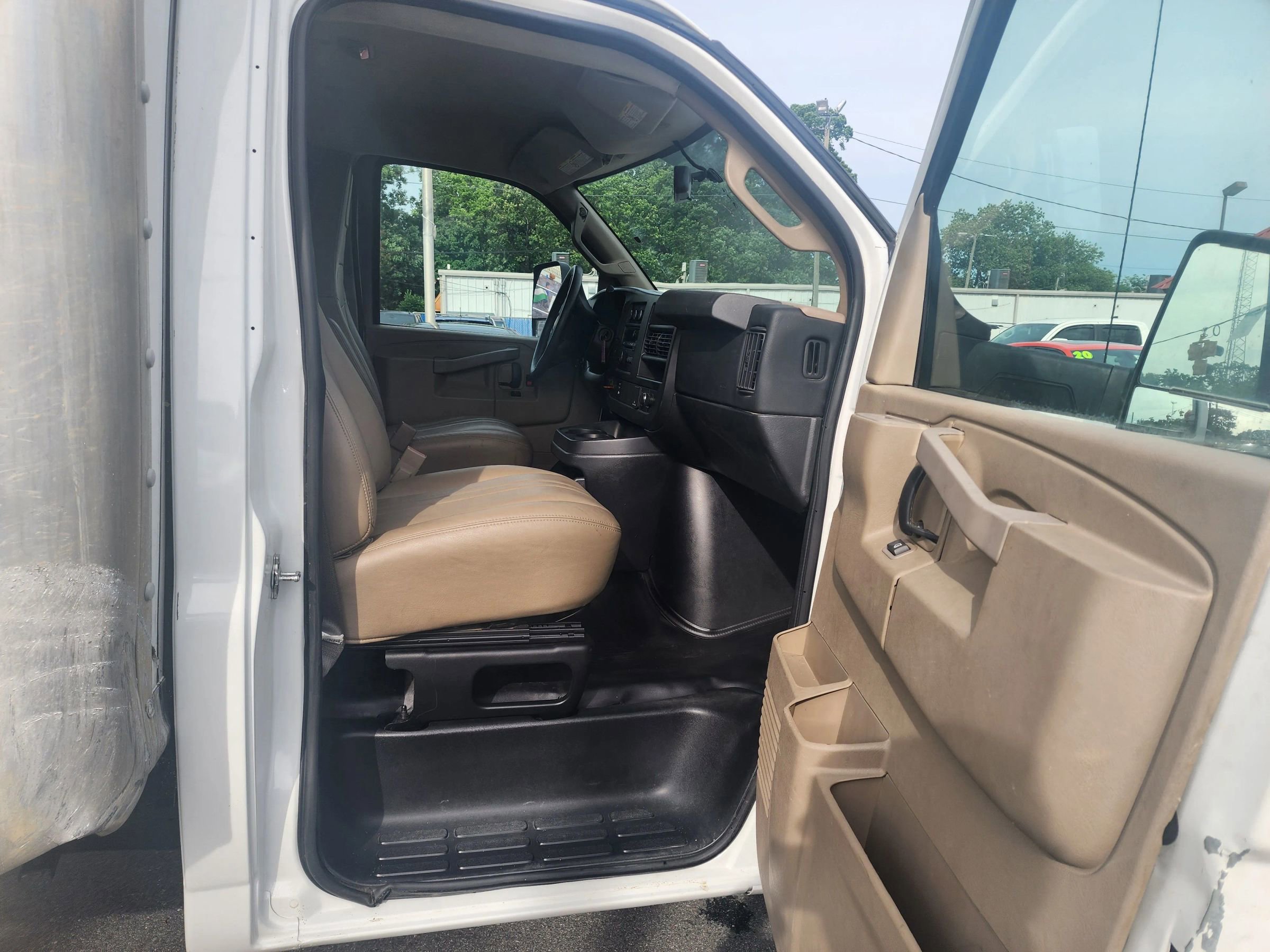 Used 2016 Chevrolet Express 4500 image 8