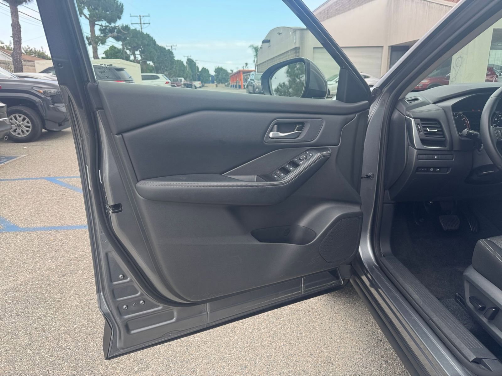 Used 2025 Nissan Rogue SV FWD image 18