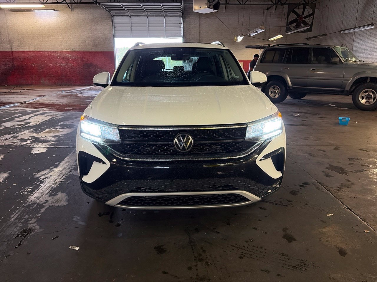 Used 2024 Volkswagen Taos SE FWD image 2