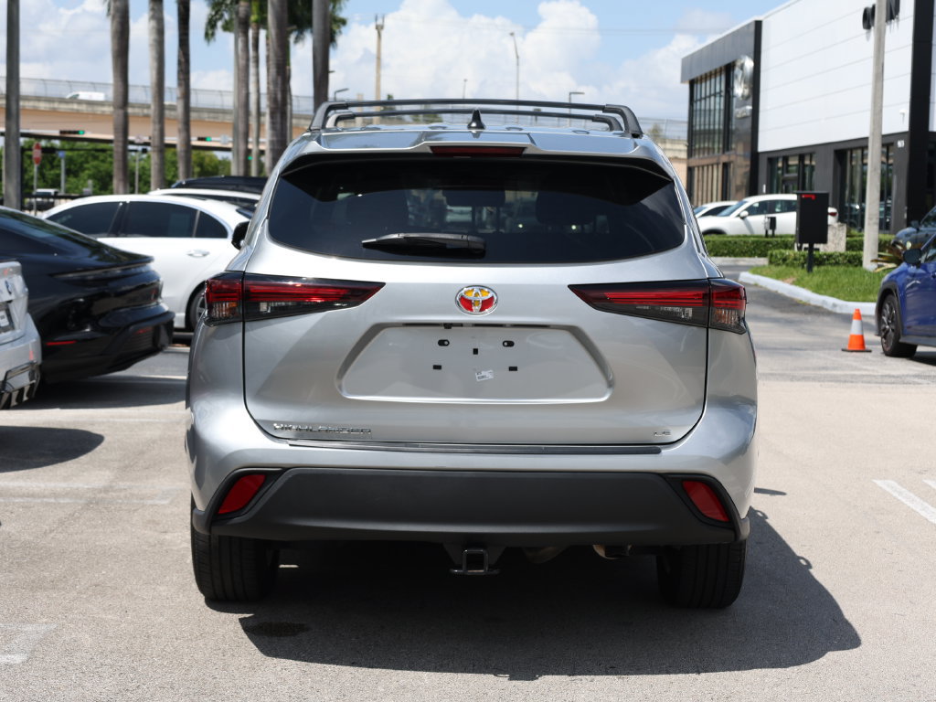 Used 2024 Toyota Highlander LE FWD image 6
