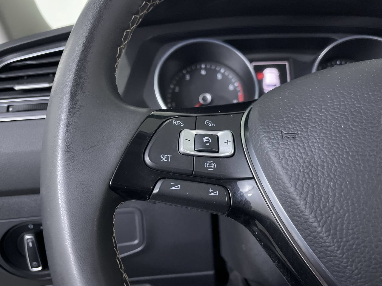 Used 2021 Volkswagen Tiguan SE AWD/4WD image 27