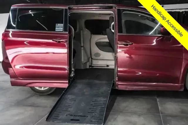 Used 2018 Chrysler Pacifica Touring Plus w/ Tire & Wheel Group FWD image 44