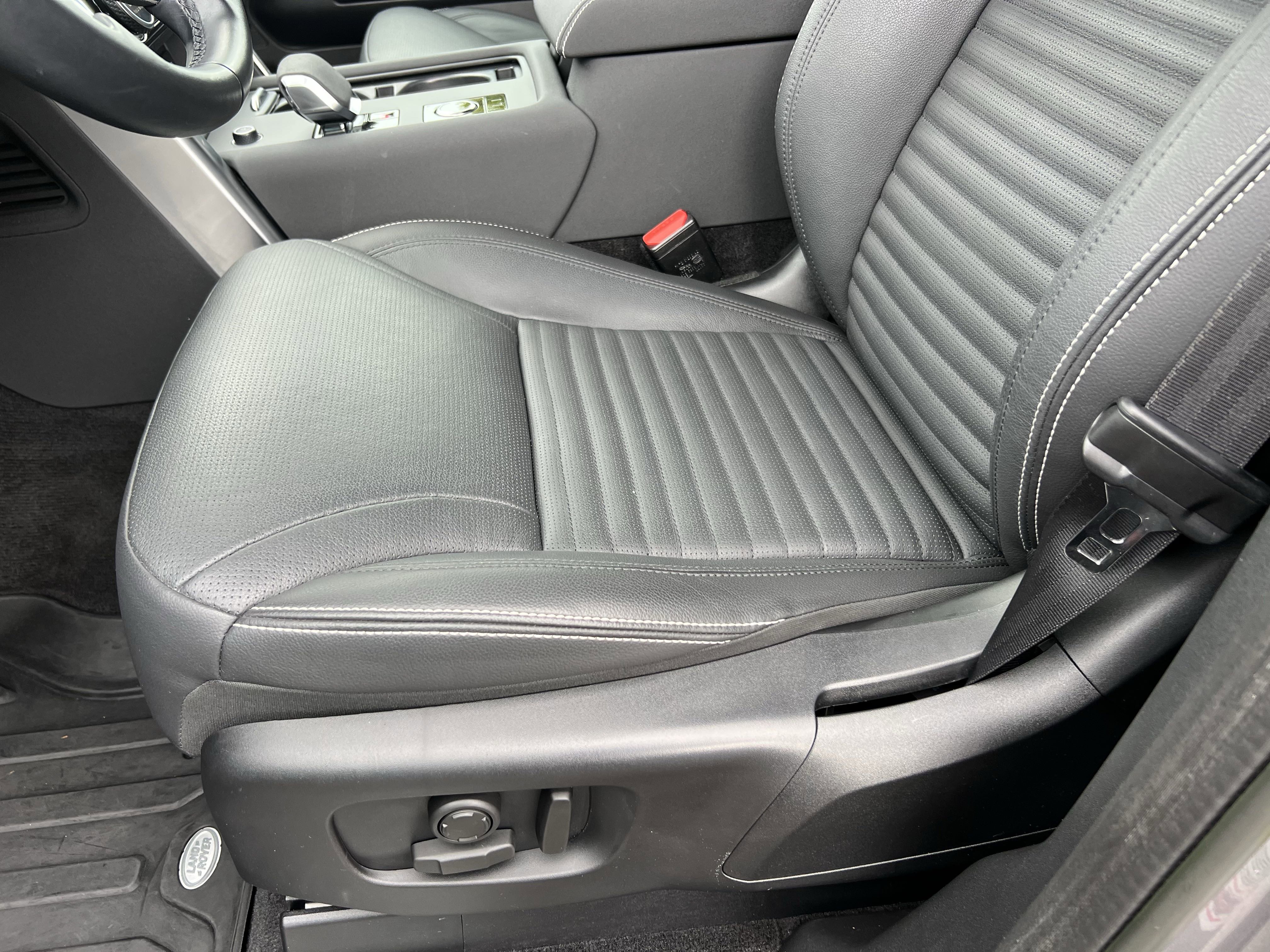 Certified 2023 Land Rover Discovery S R-Dynamic image 17