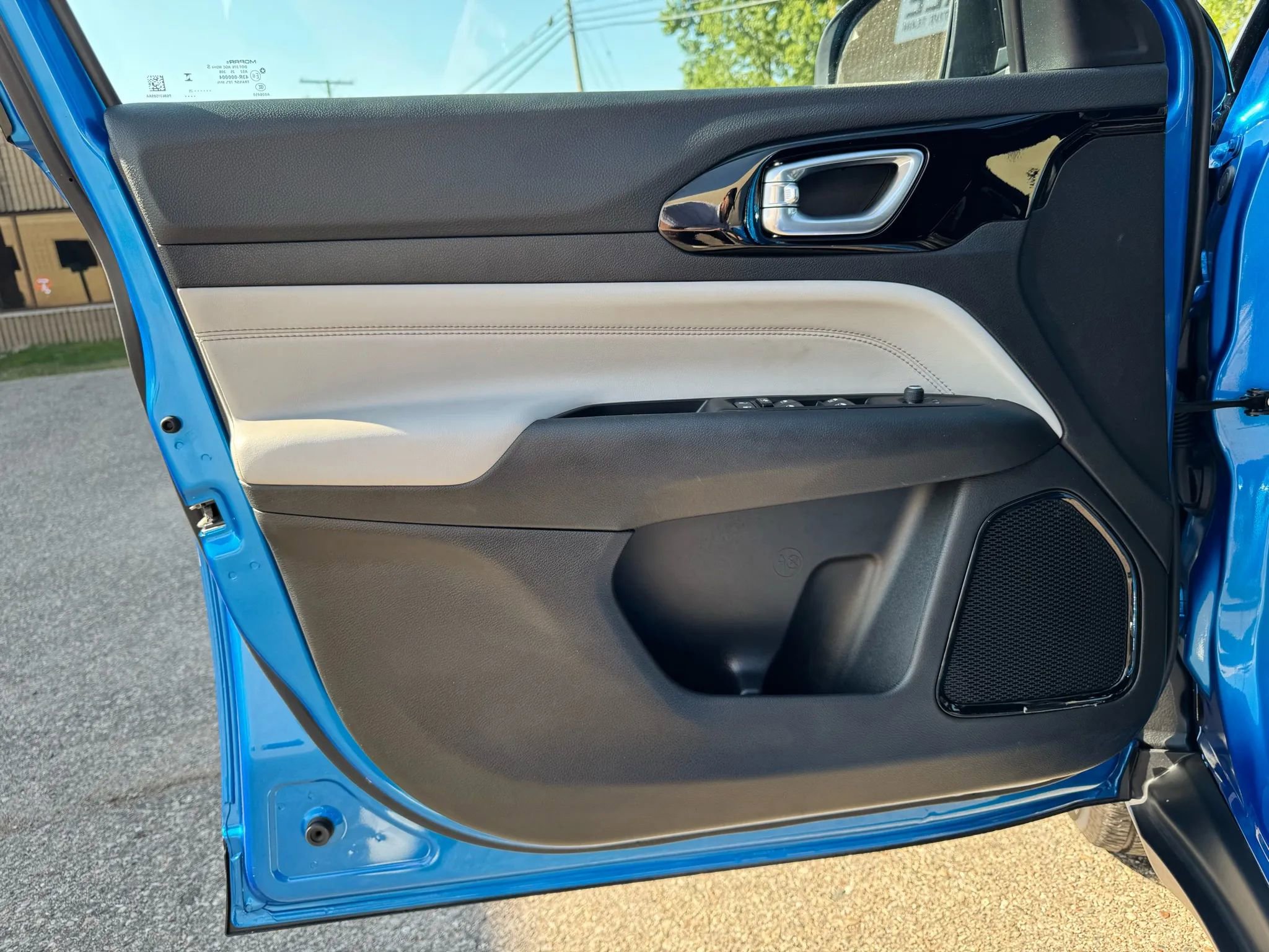 Used 2025 Jeep Compass Limited image 23