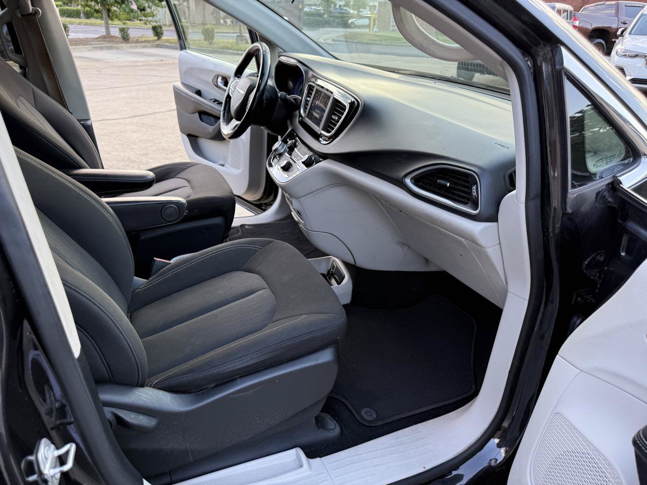 Used 2020 Chrysler Voyager LX w/ Cold Weather Group FWD image 25