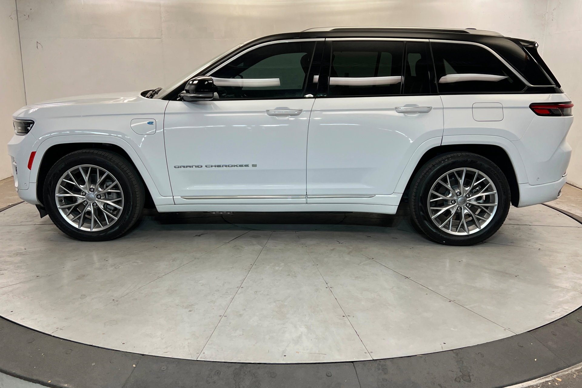Used 2024 Jeep Grand Cherokee Summit w/ Advanced Protech Group IV AWD/4WD image 2