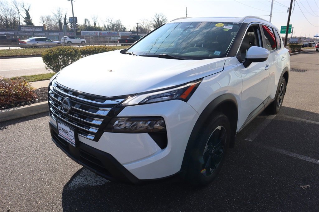 Used 2024 Nissan Rogue SV w/ SV Premium Package image 8