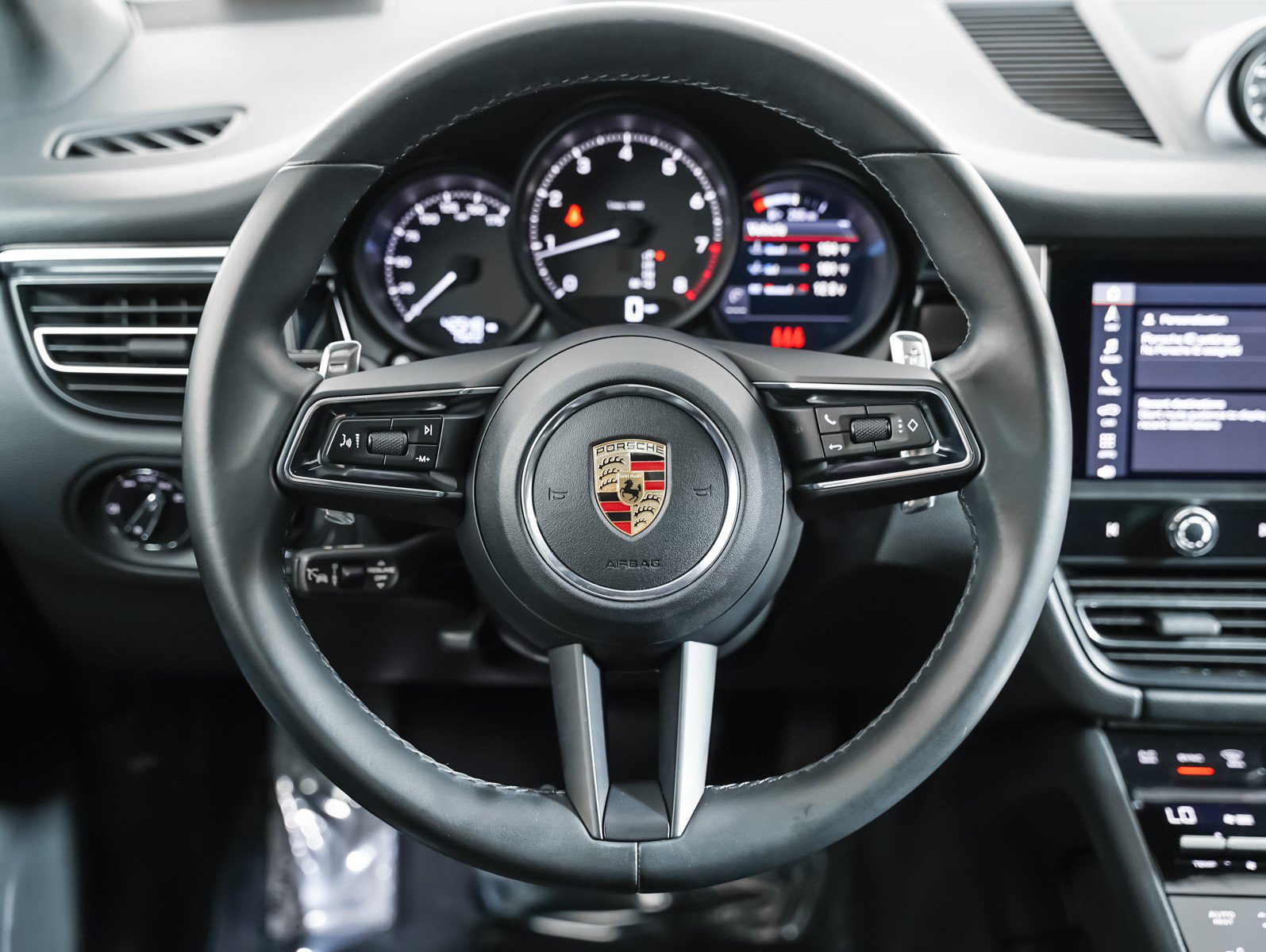 Certified 2023 Porsche Macan AWD/4WD image 17