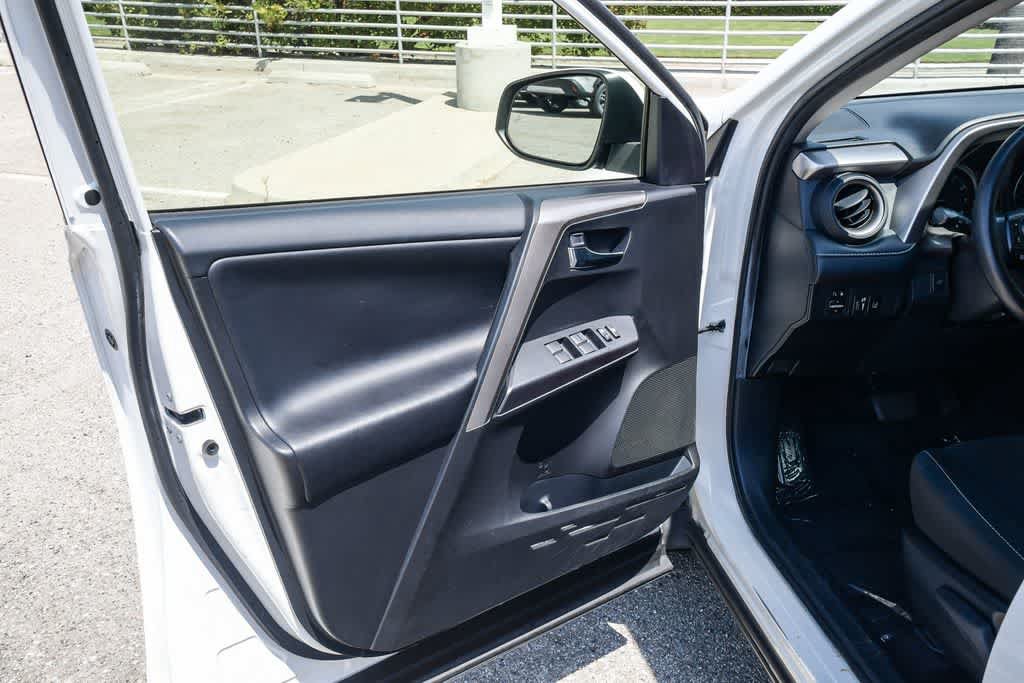 Used 2018 Toyota RAV4 XLE FWD image 27
