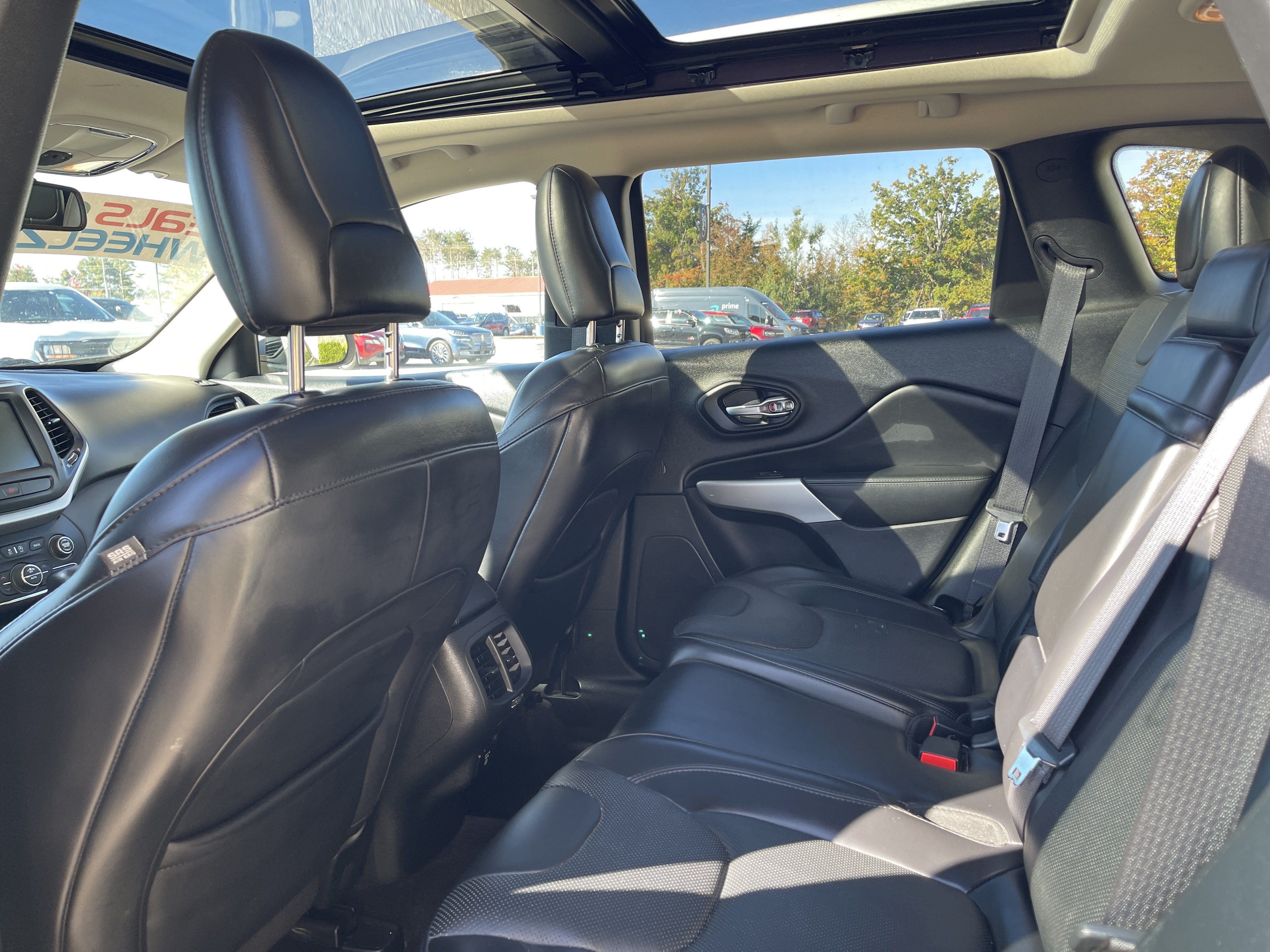 Used 2017 Jeep Cherokee Overland w/ Trailer Tow Prep Group AWD/4WD image 11