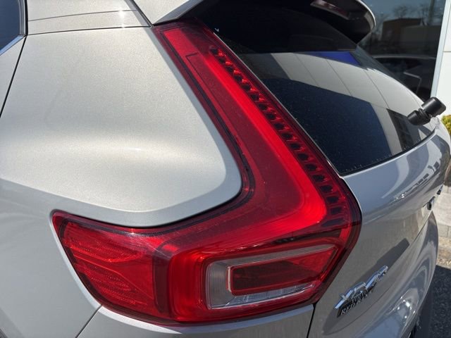 Used 2025 Volvo XC40 B5 Plus AWD/4WD image 11