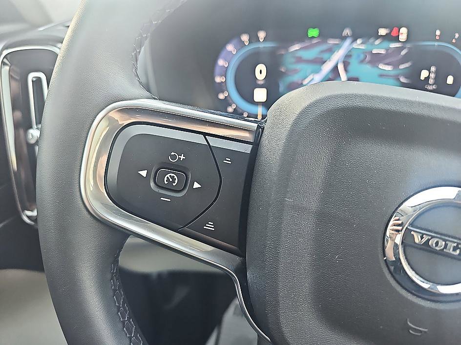 Used 2023 Volvo XC40 B5 Ultimate w/ Protection Package Premier image 22