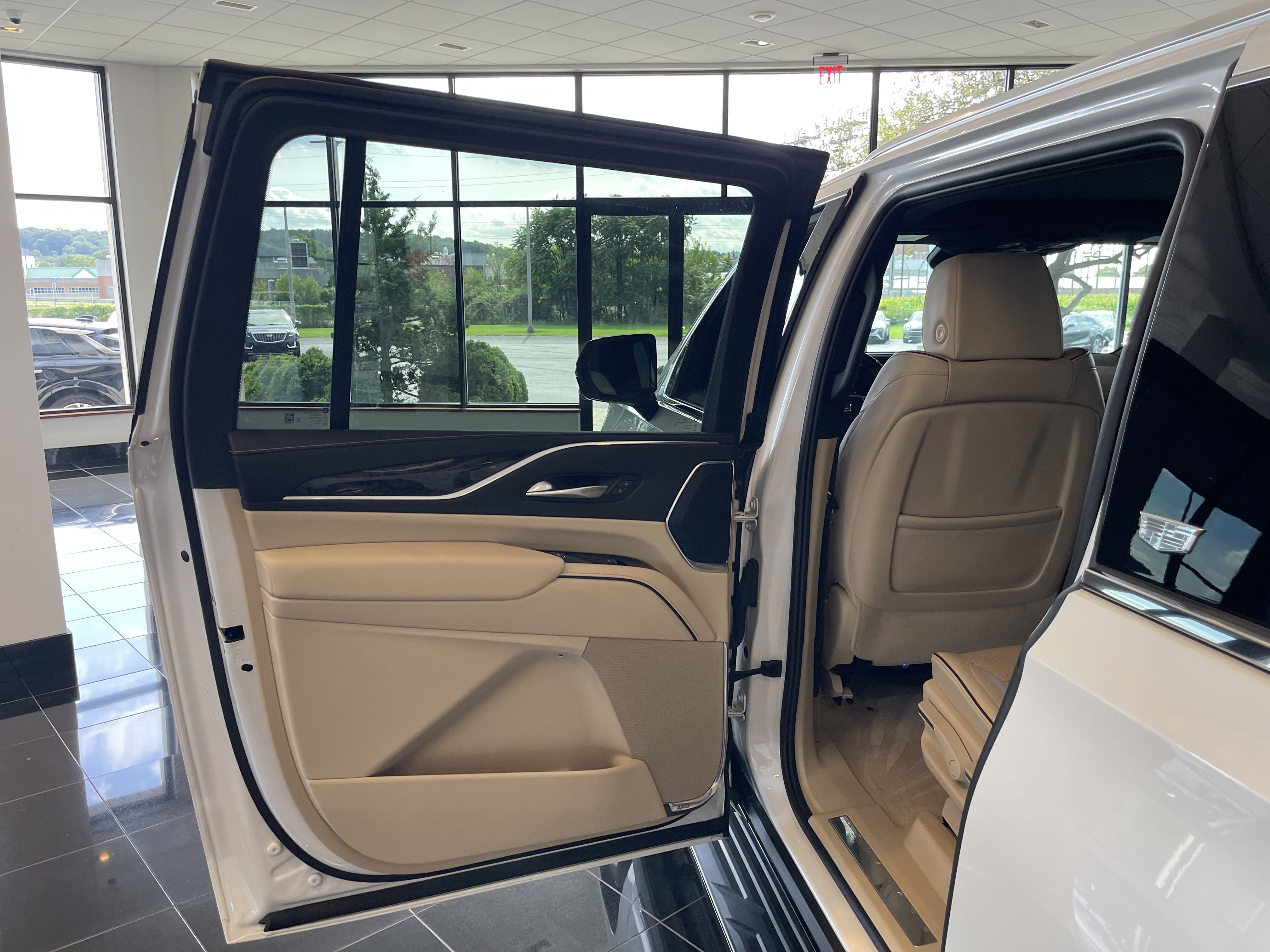 Certified 2024 Cadillac Escalade ESV Premium Luxury AWD/4WD image 15