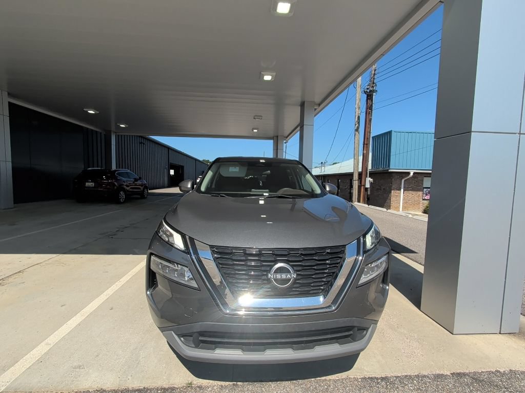 Used 2023 Nissan Rogue SV FWD image 2