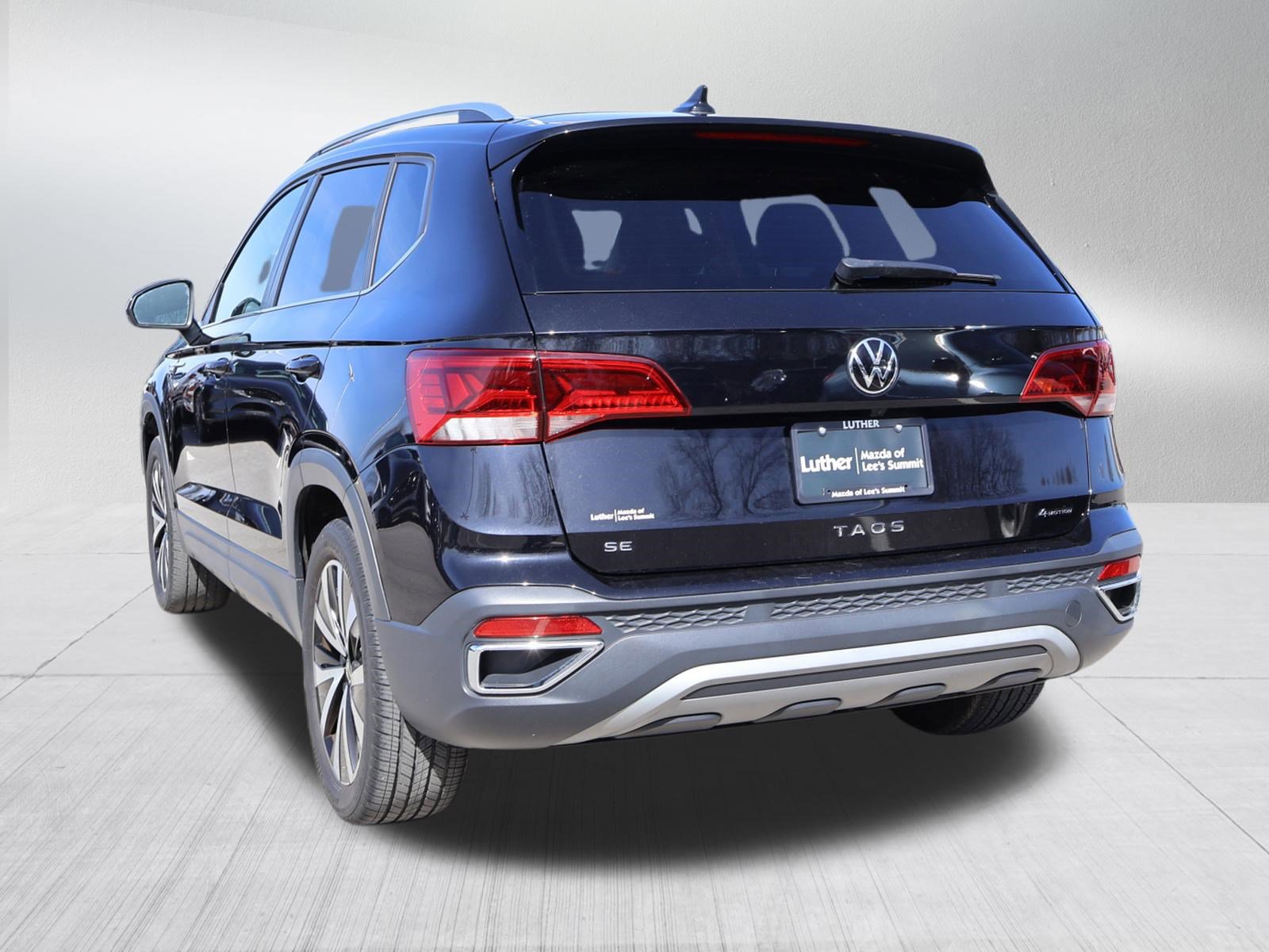 Used 2023 Volkswagen Taos SE w/ Panoramic Sunroof Package AWD/4WD image 5