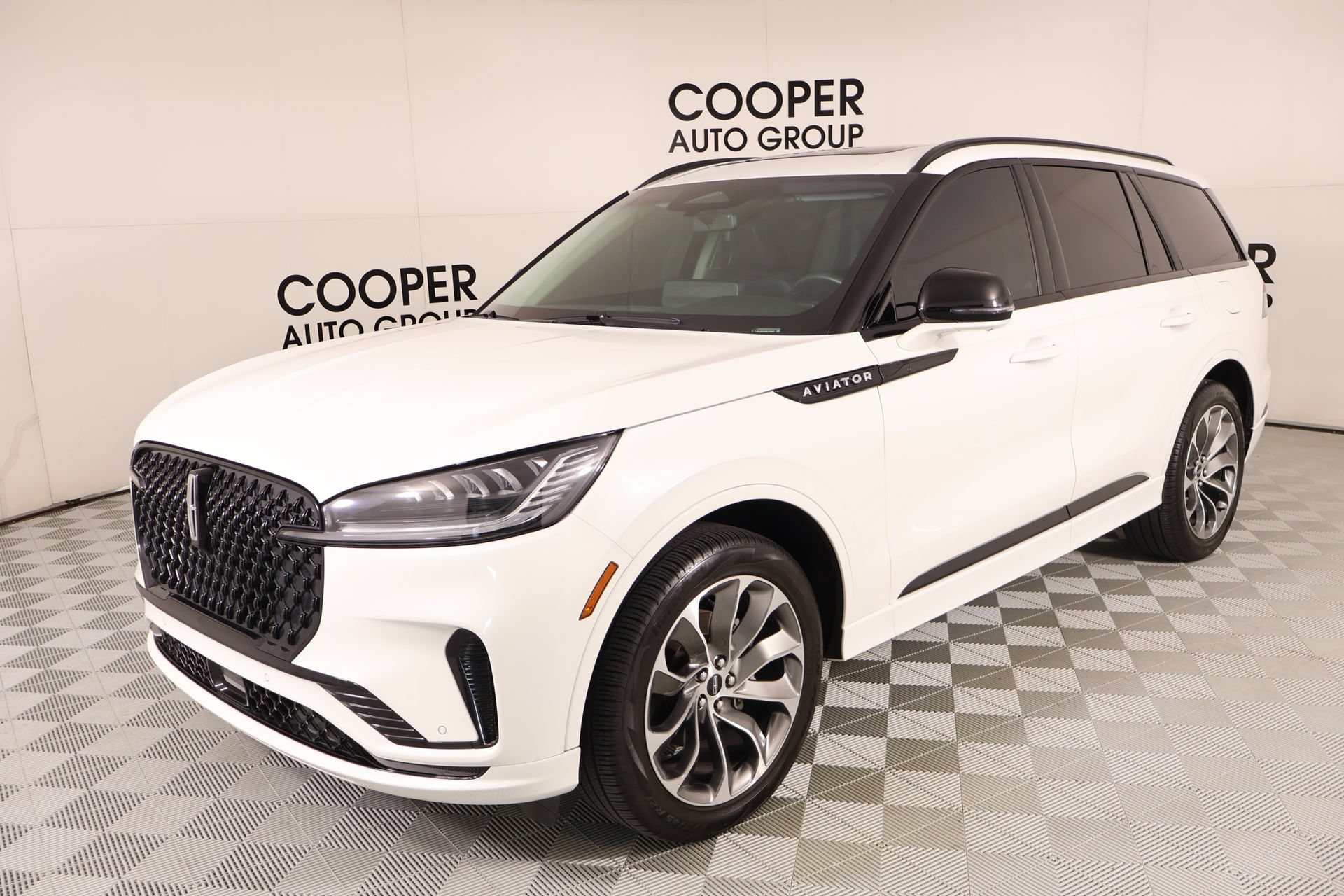 Used 2025 Lincoln Aviator AWD w/ Jet Appearance Package image 11