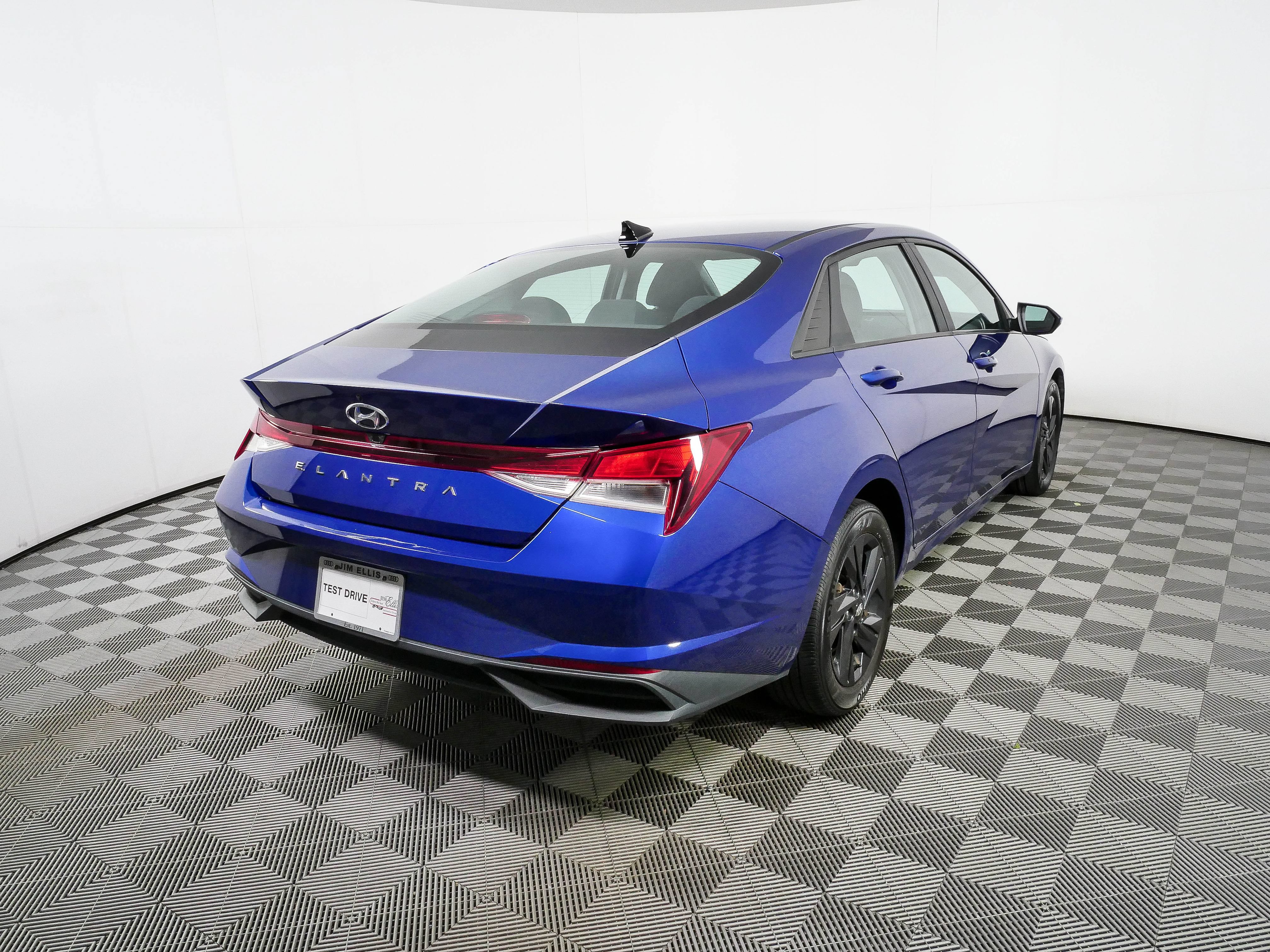 Used 2021 Hyundai Elantra SEL w/ Convenience Package FWD image 3
