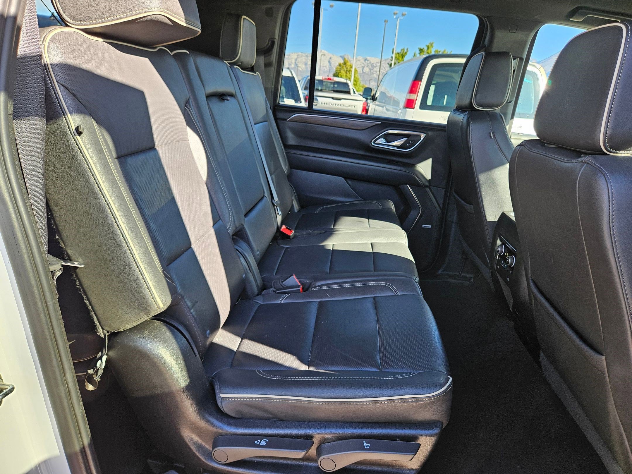 Used 2024 Chevrolet Suburban Premier image 32