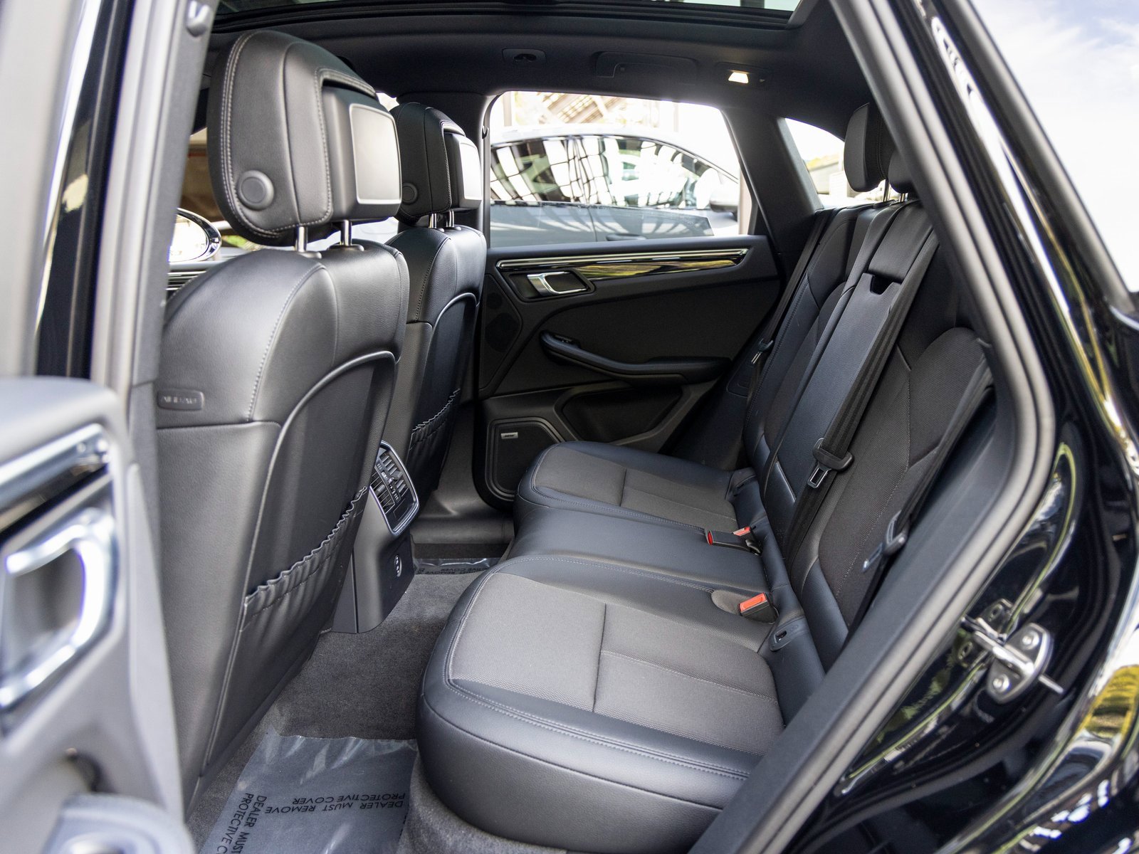 Certified 2025 Porsche Macan image 43