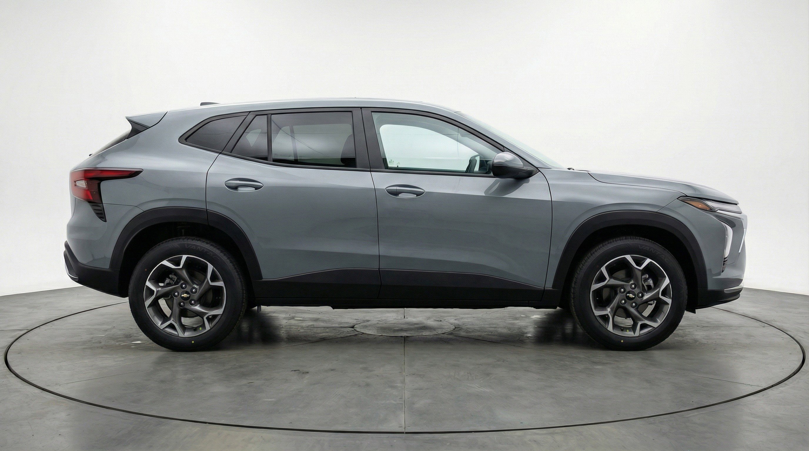 Used 2025 Chevrolet Trax LT FWD image 11