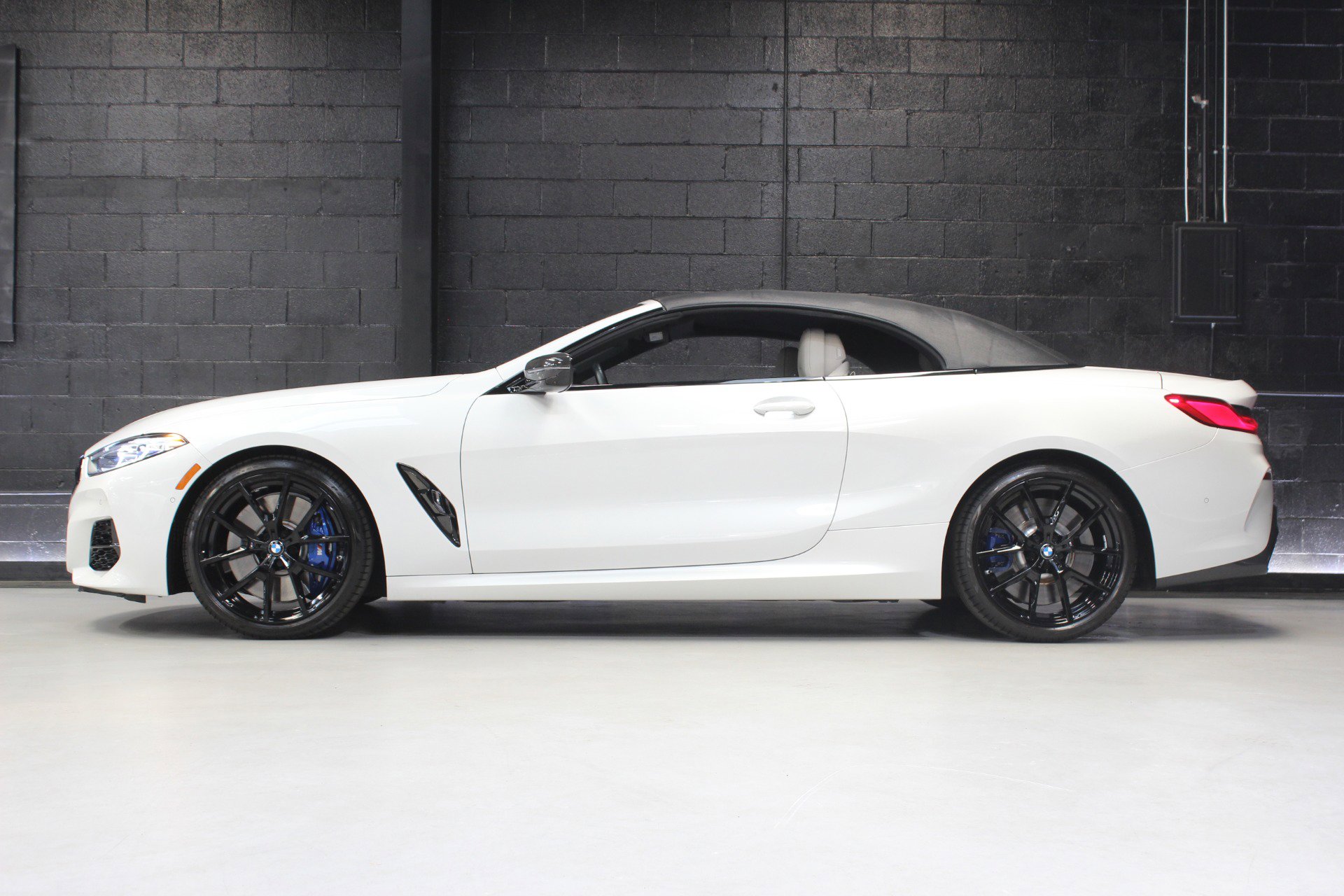 Used 2022 BMW M850i xDrive Convertible w/ M Carbon Exterior Package AWD/4WD image 3