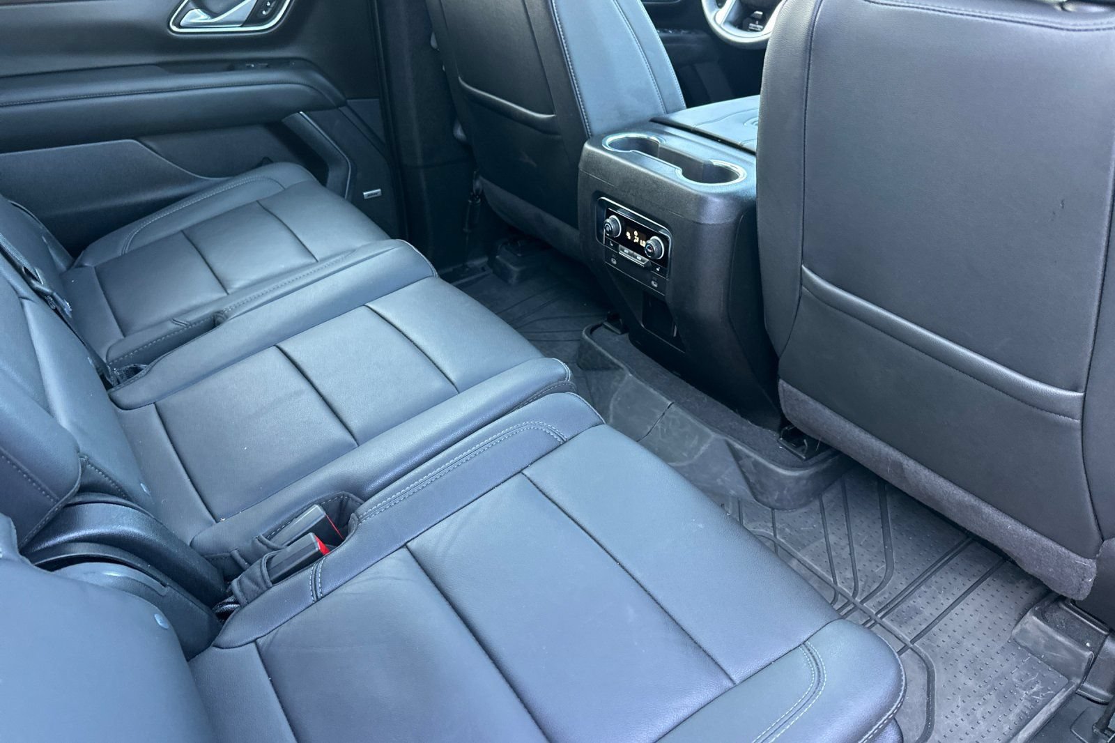 Used 2024 Chevrolet Suburban Z71 w/ Luxury Package AWD/4WD image 17