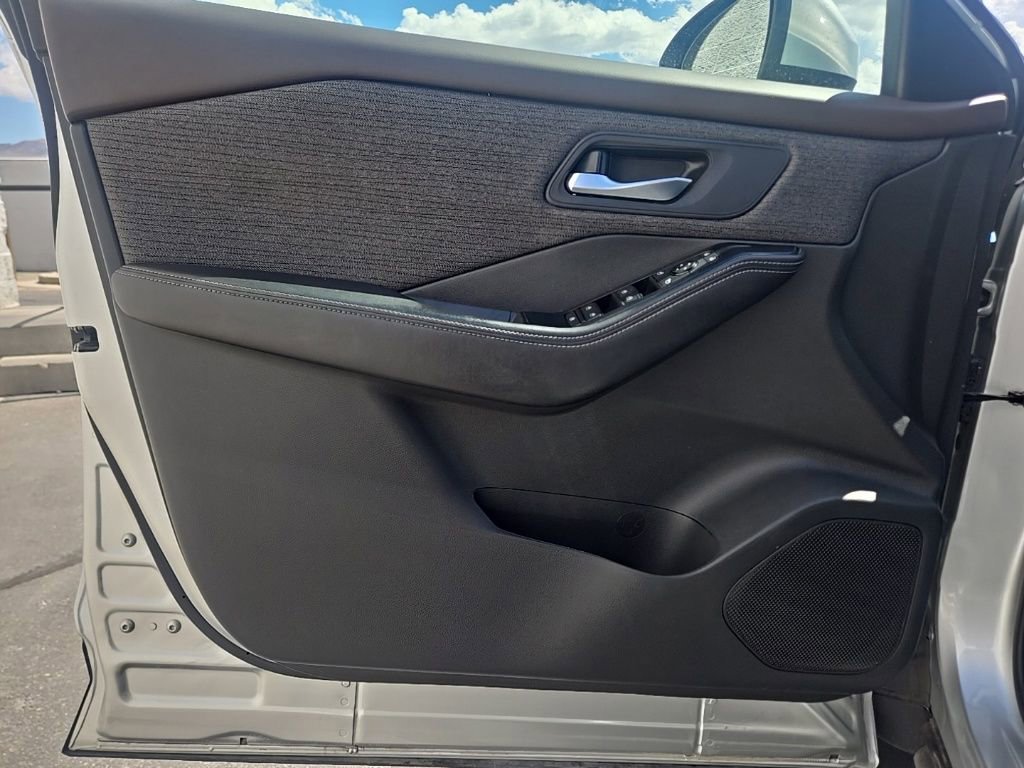 Used 2022 Nissan Rogue SV AWD/4WD image 13