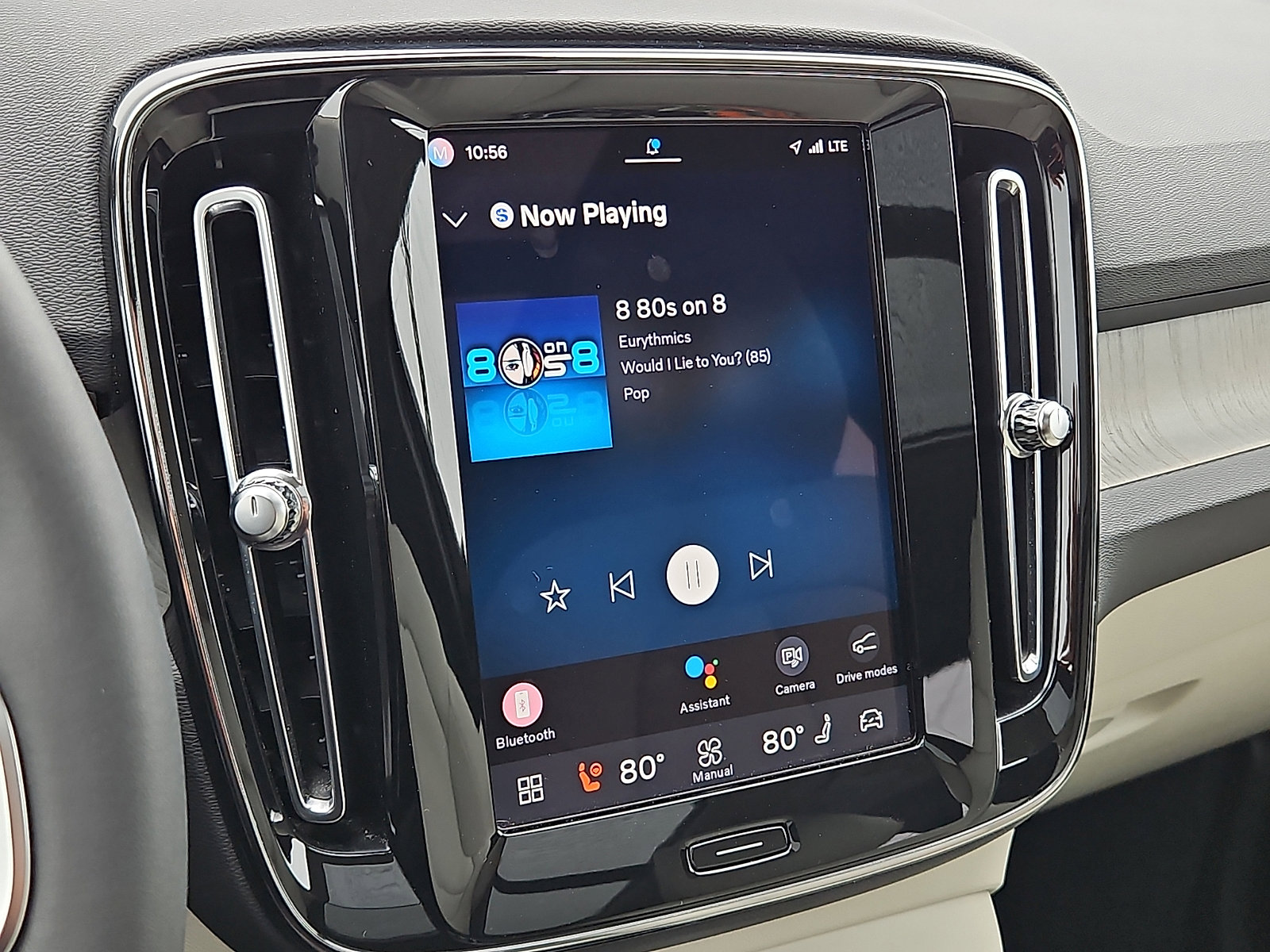 Certified 2023 Volvo XC40 B5 Ultimate w/ Protection Package Premier image 18