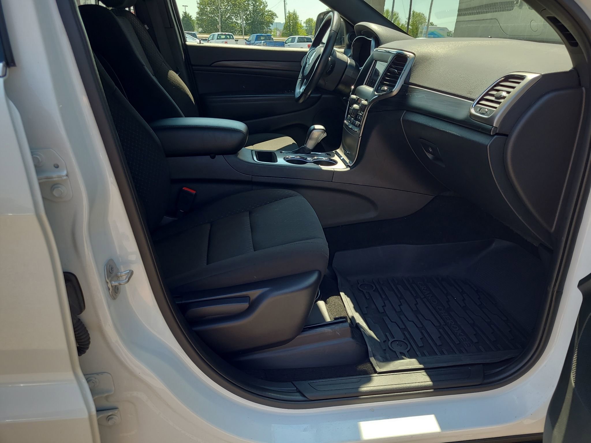 Used 2021 Jeep Grand Cherokee Laredo image 31