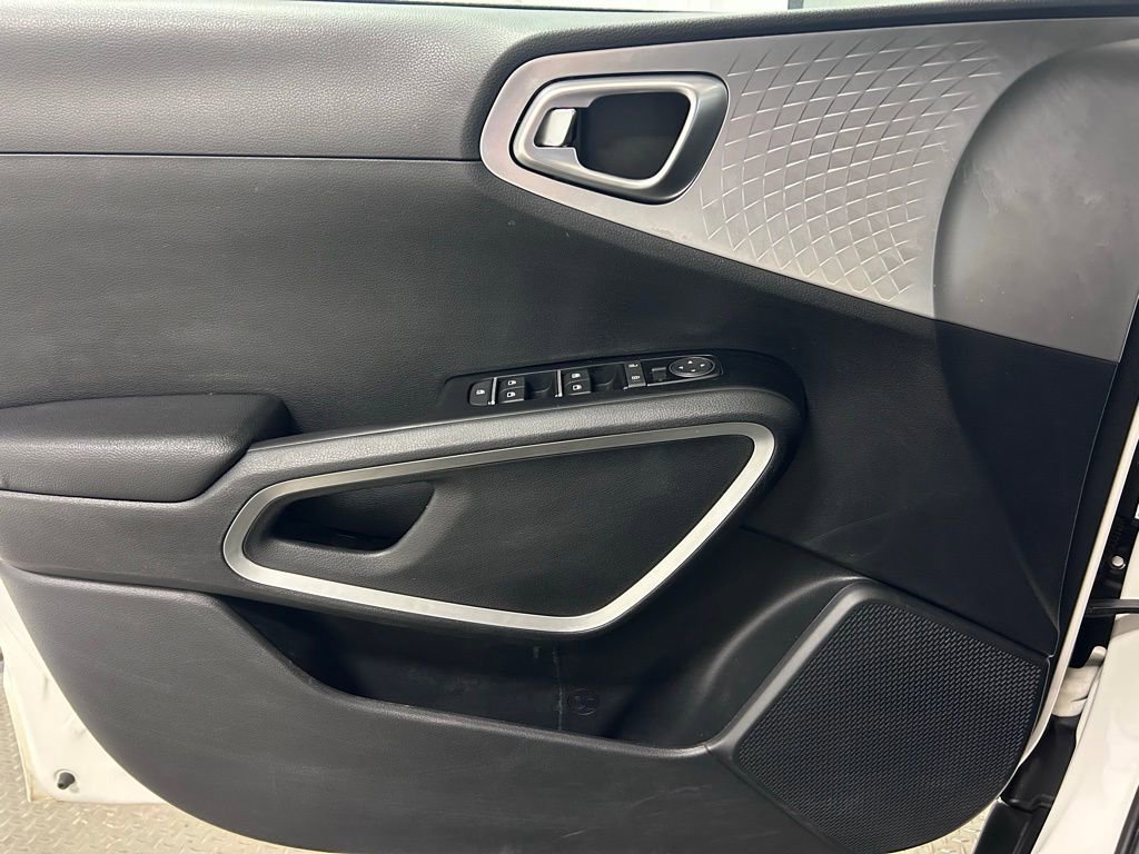 Used 2022 Kia Soul LX w/ Technology Package FWD image 4