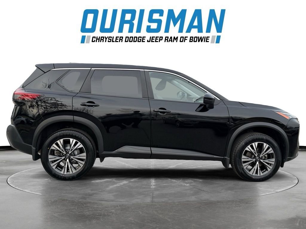 Used 2023 Nissan Rogue SV image 2