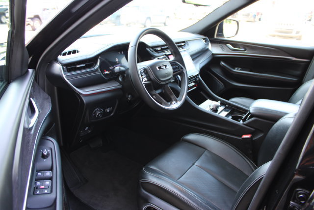 Used 2025 Jeep Grand Cherokee L Overland w/ Luxury Tech Group IV AWD/4WD image 16