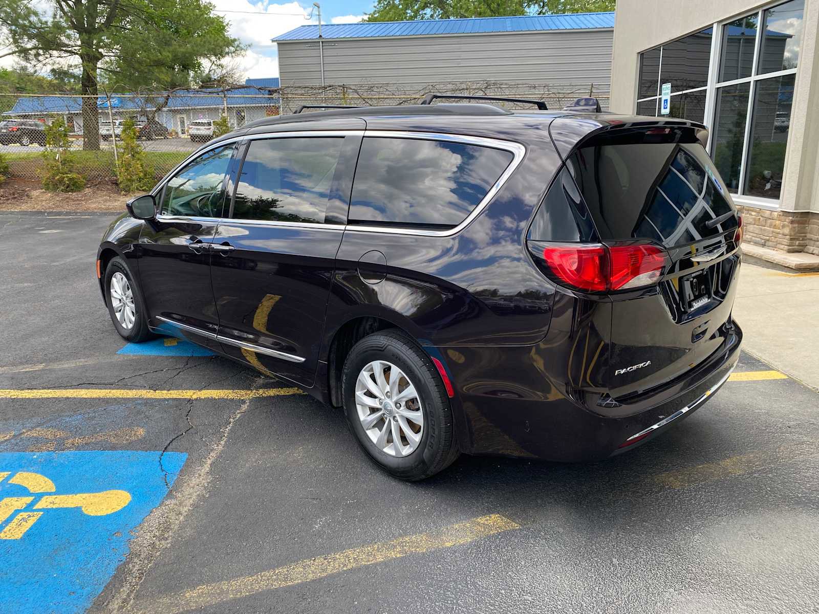 Used 2017 Chrysler Pacifica Touring-L FWD image 3