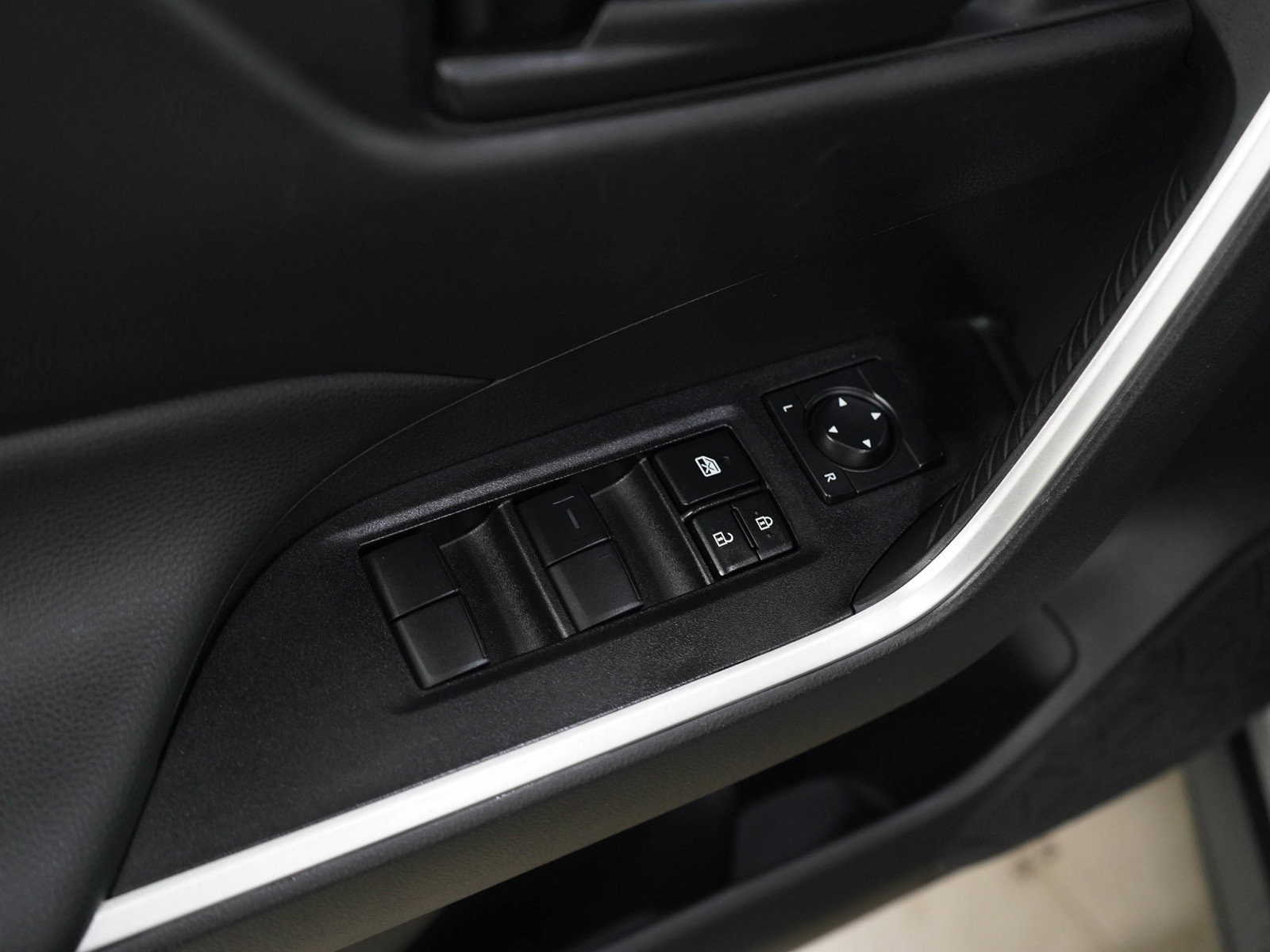 Used 2025 Toyota RAV4 LE AWD/4WD image 19