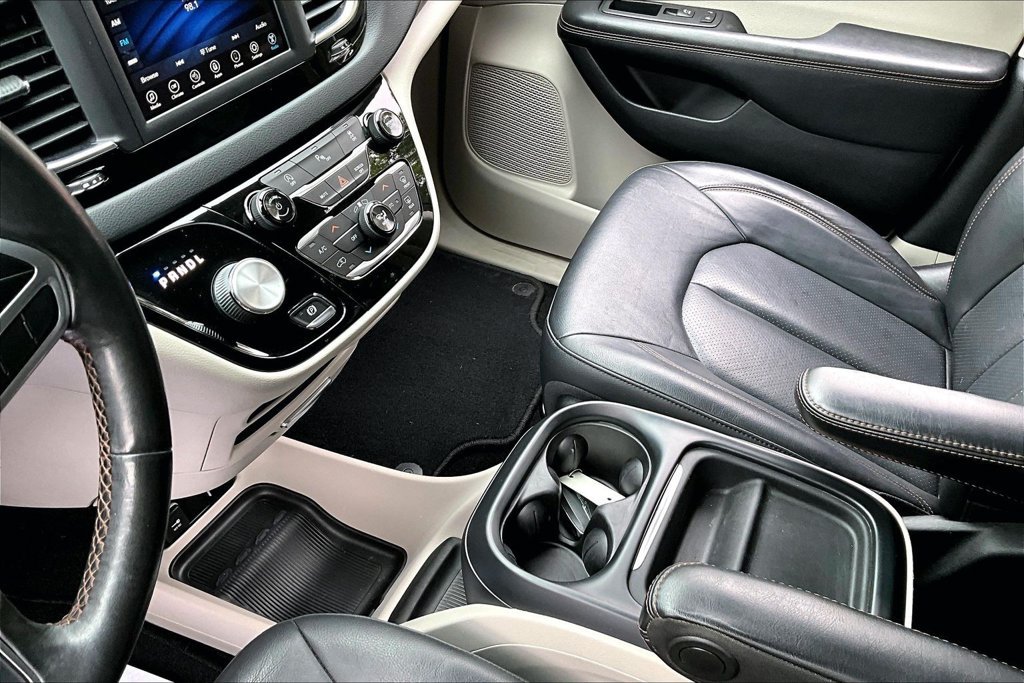 Used 2020 Chrysler Pacifica Touring-L FWD image 18