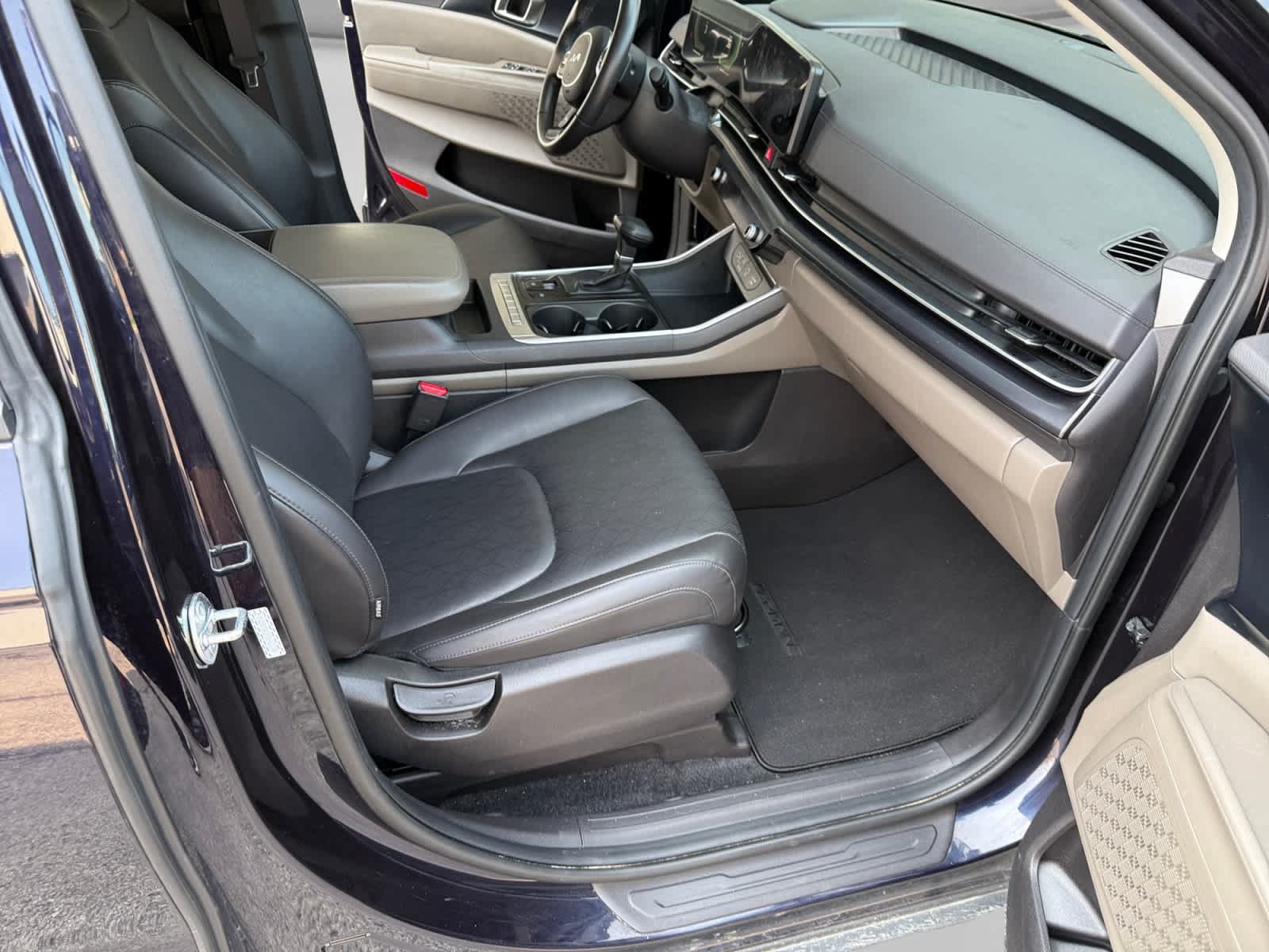 Used 2025 Kia Carnival FWD image 20