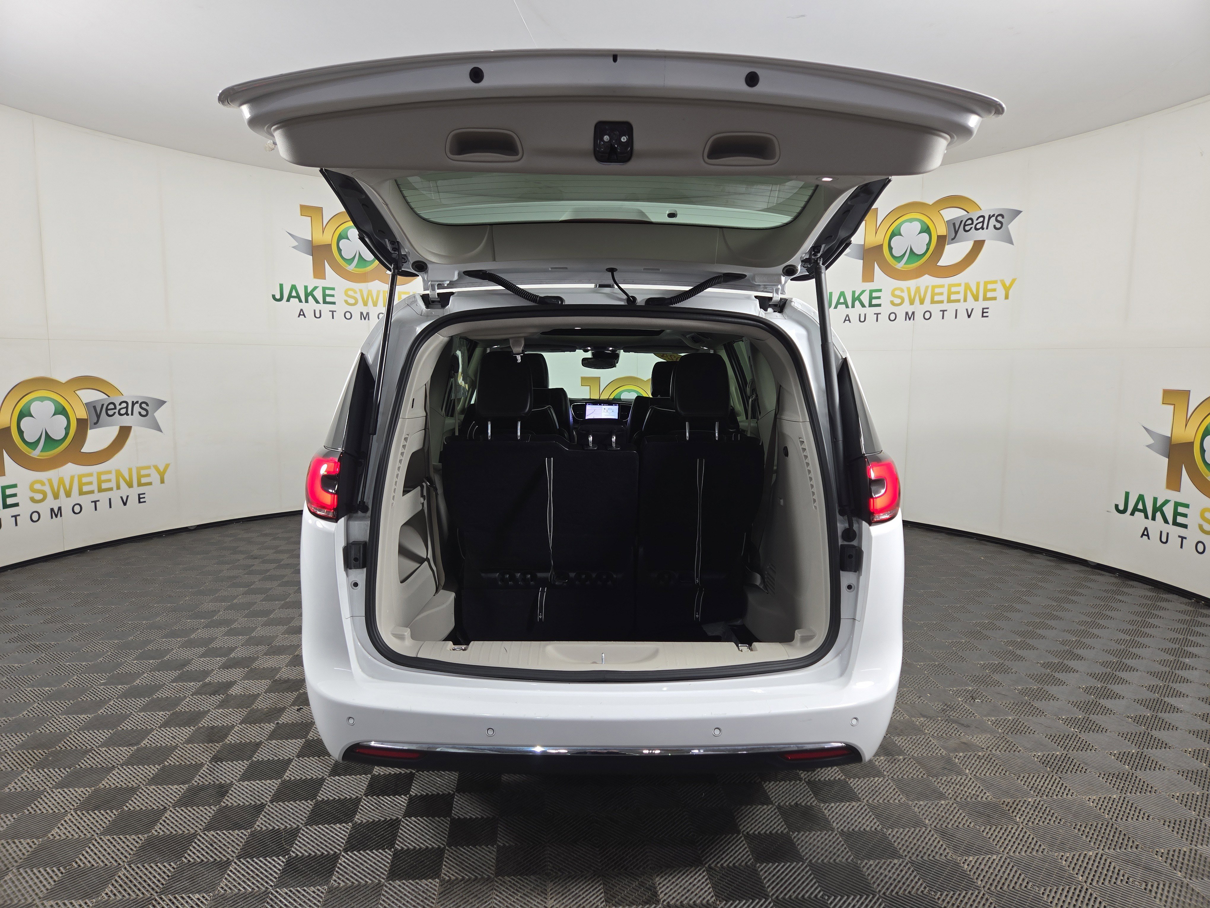 Used 2024 Chrysler Pacifica Limited image 35